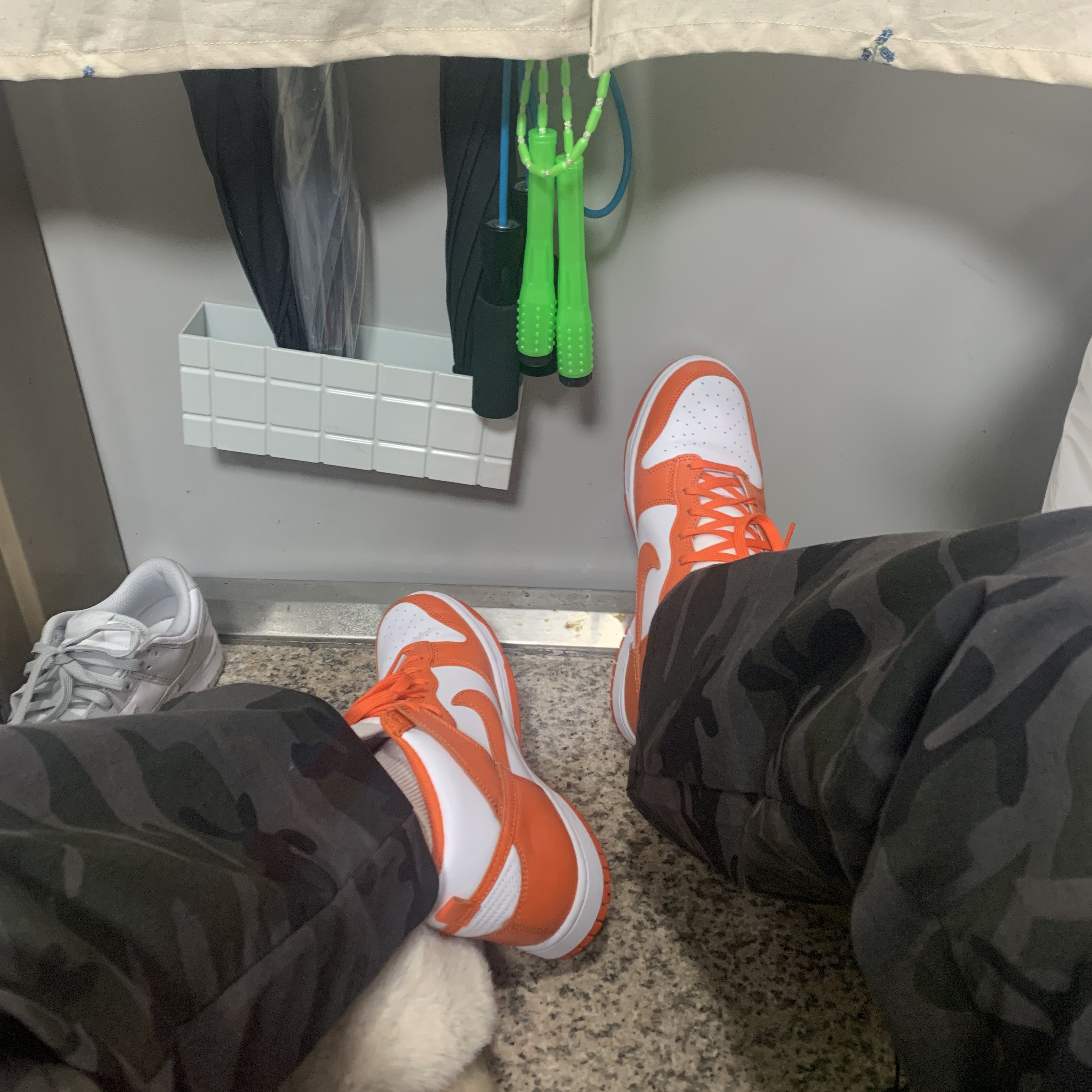 Nike Dunk High Retro Orange Blaze 착용 스타일 - 2