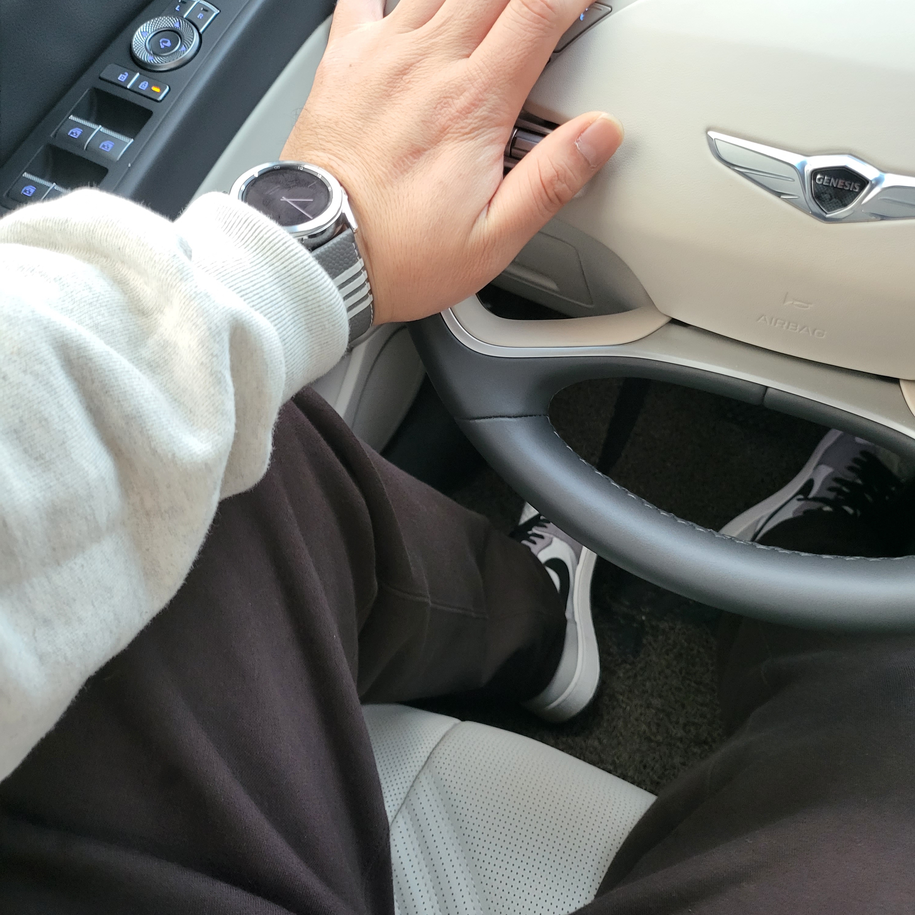 Samsung Galaxy Watch4 Classic Thom Browne Edition (Korean Ver.), IAB Studio Sweatpants Brown 착용 스타일