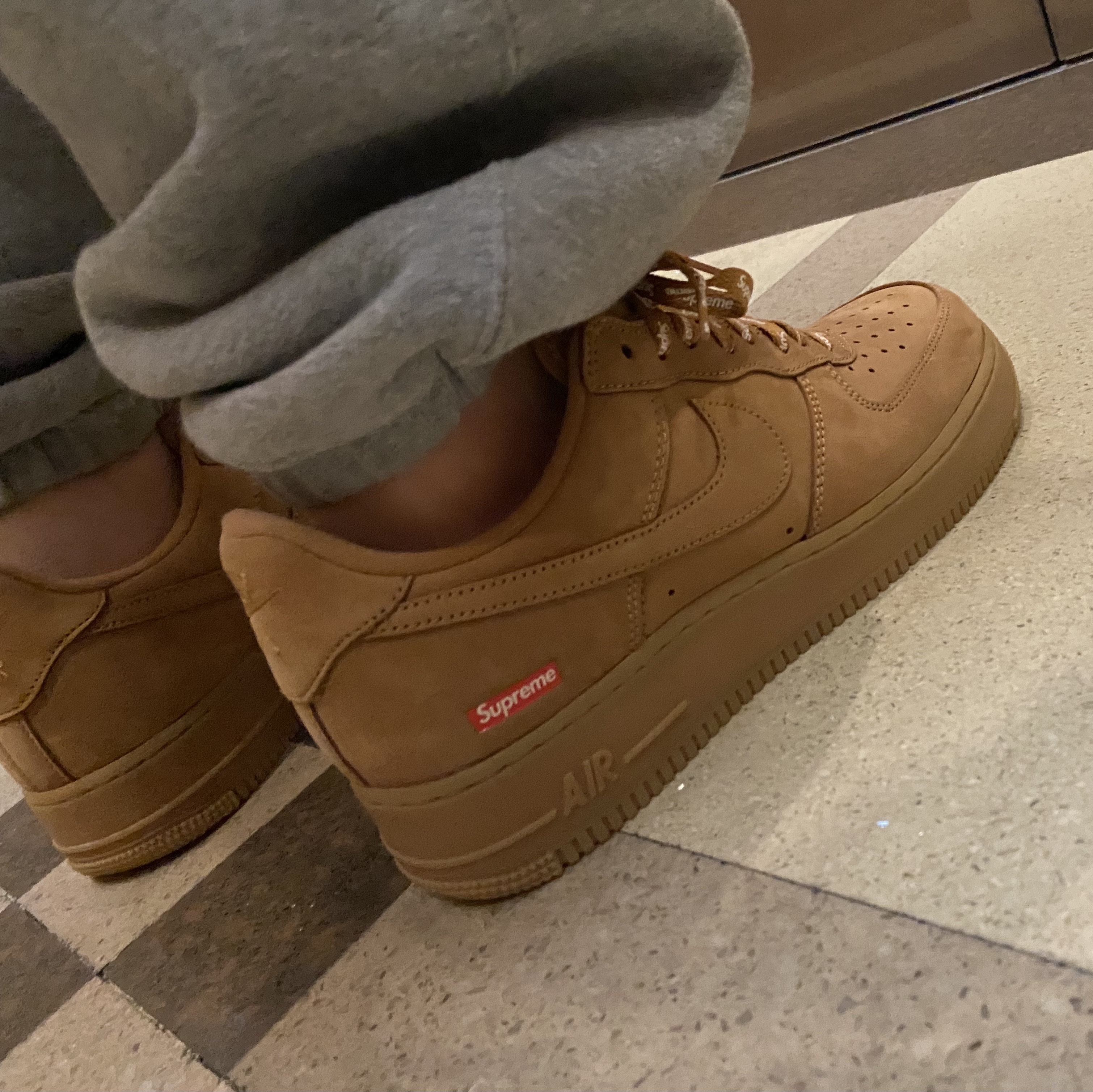 Nike x Supreme Air Force 1 Low Flax 착용 스타일 - 1
