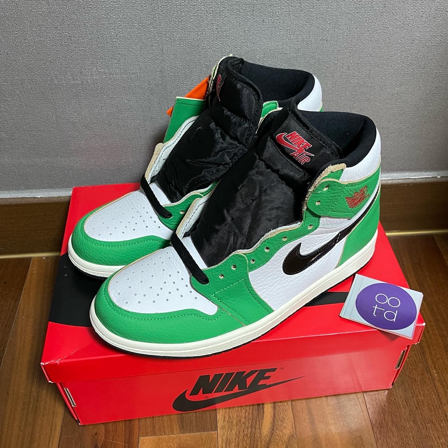 (W) Jordan 1 Retro High OG Lucky Green 착용 스타일 - 1