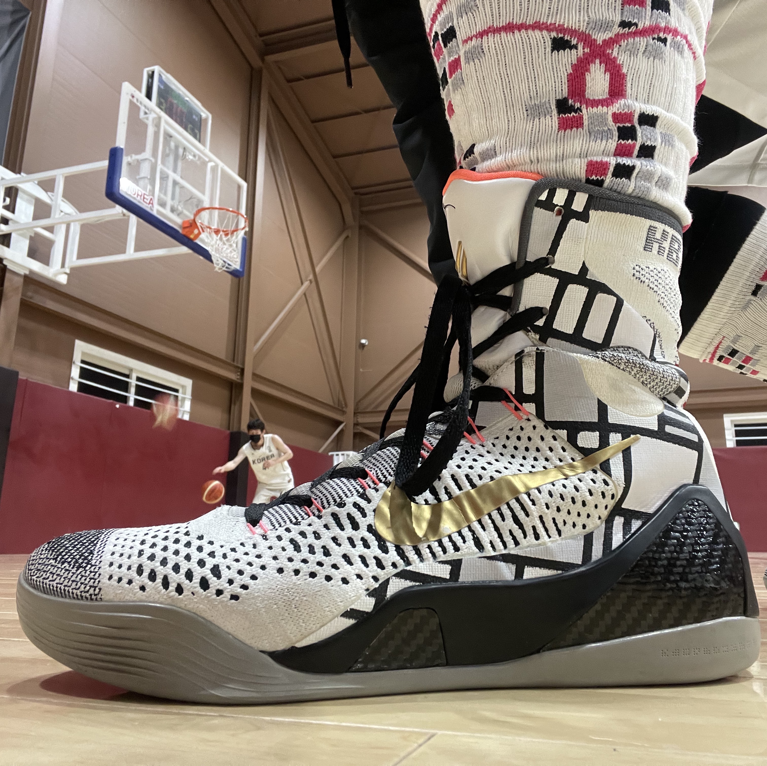Nike Kobe 9 Elite Gold Fundamentals 착용 스타일