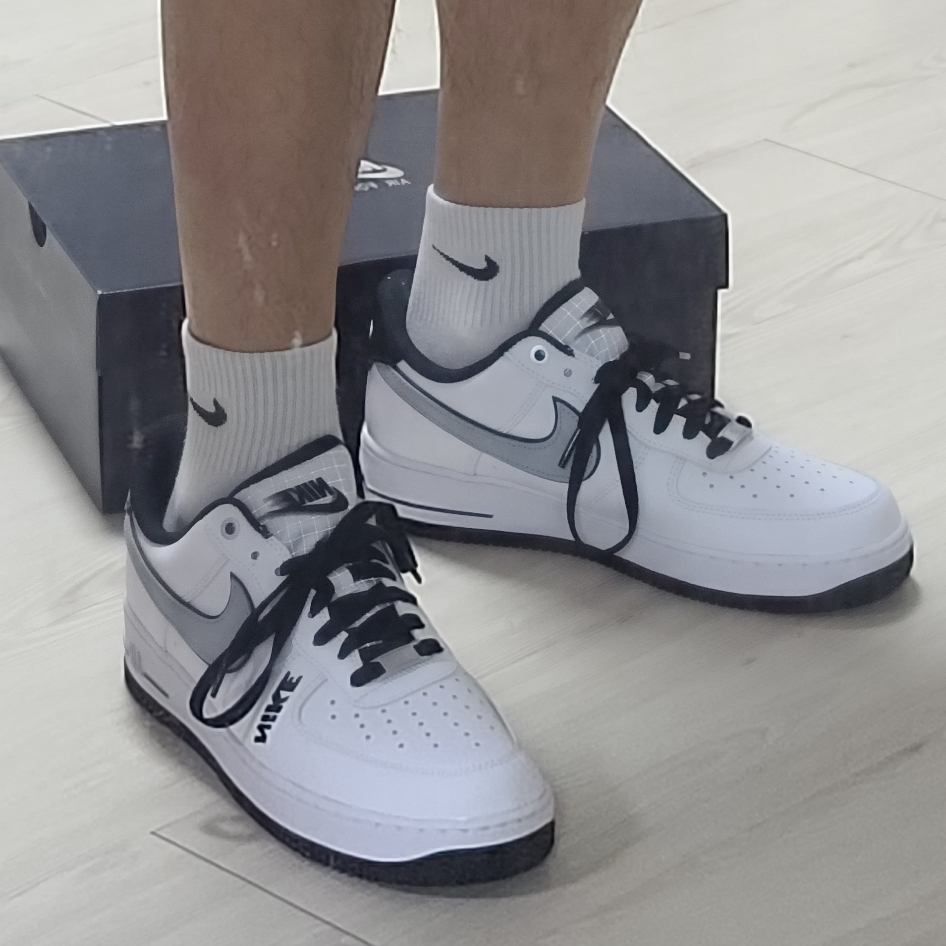 Nike Air Force 1 '07 LV8 White Black Wolf Grey 착용 스타일 - 3