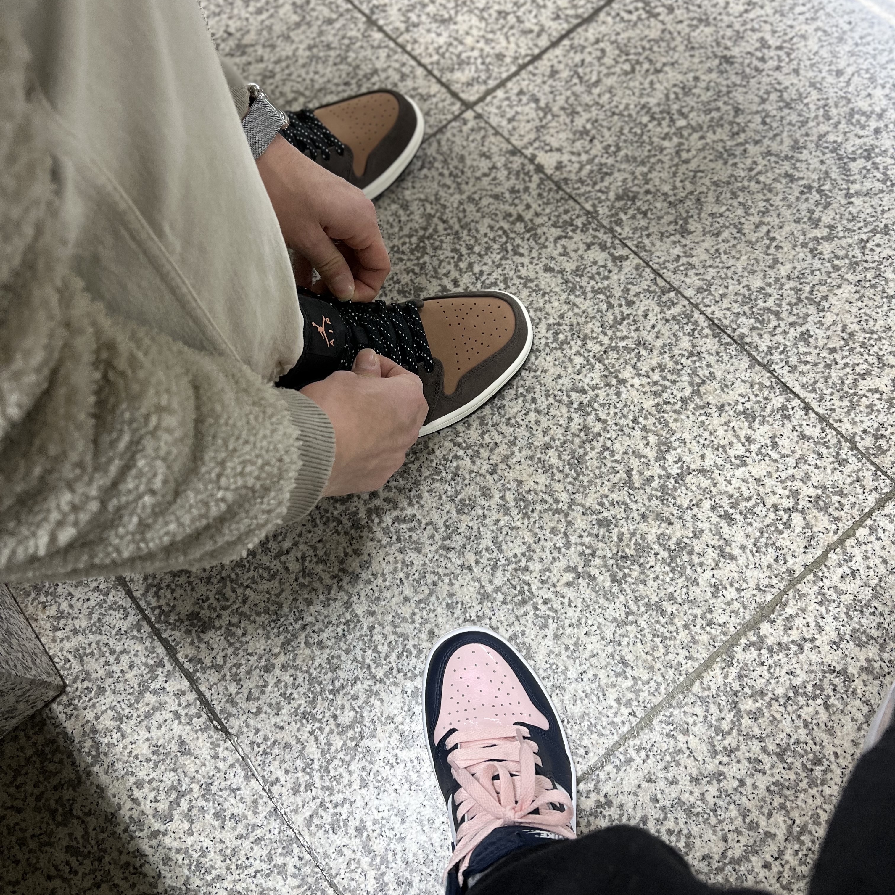 Jordan 1 Mid SE Dark Chocolate, (W) Jordan 1 Retro High OG Atmosphere 착용 스타일 - 1