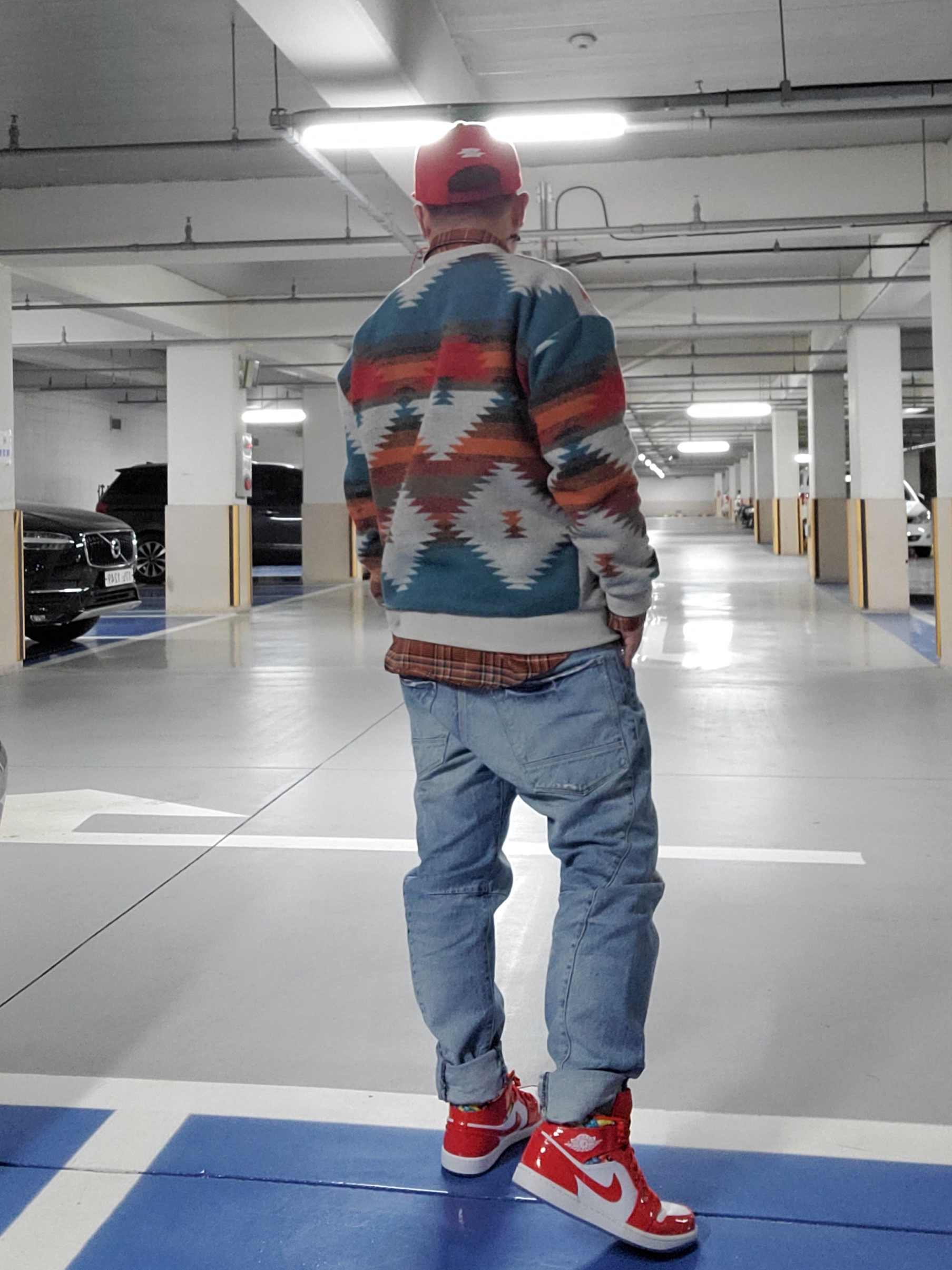 Jordan 1 Mid SE Barcelona Sweater 착용 스타일