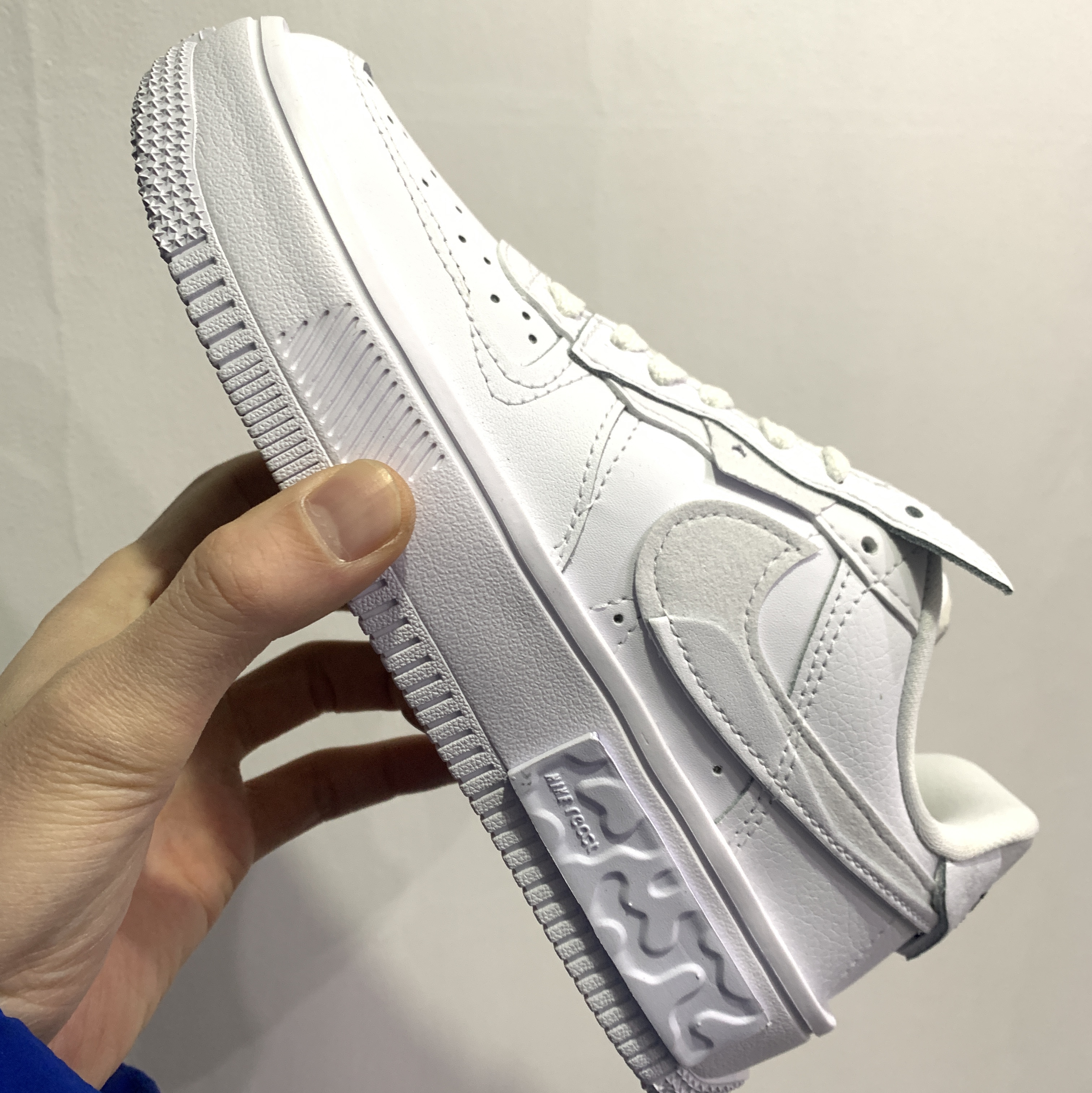 (W) Nike Air Force 1 Fontanka White 착용 스타일 - 1