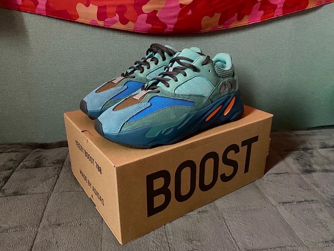 Adidas Yeezy Boost 700 Fade Azure, Nike x Comme des Garcons Homme Plus Air Foamposite One Black 착용 스타일 - 1