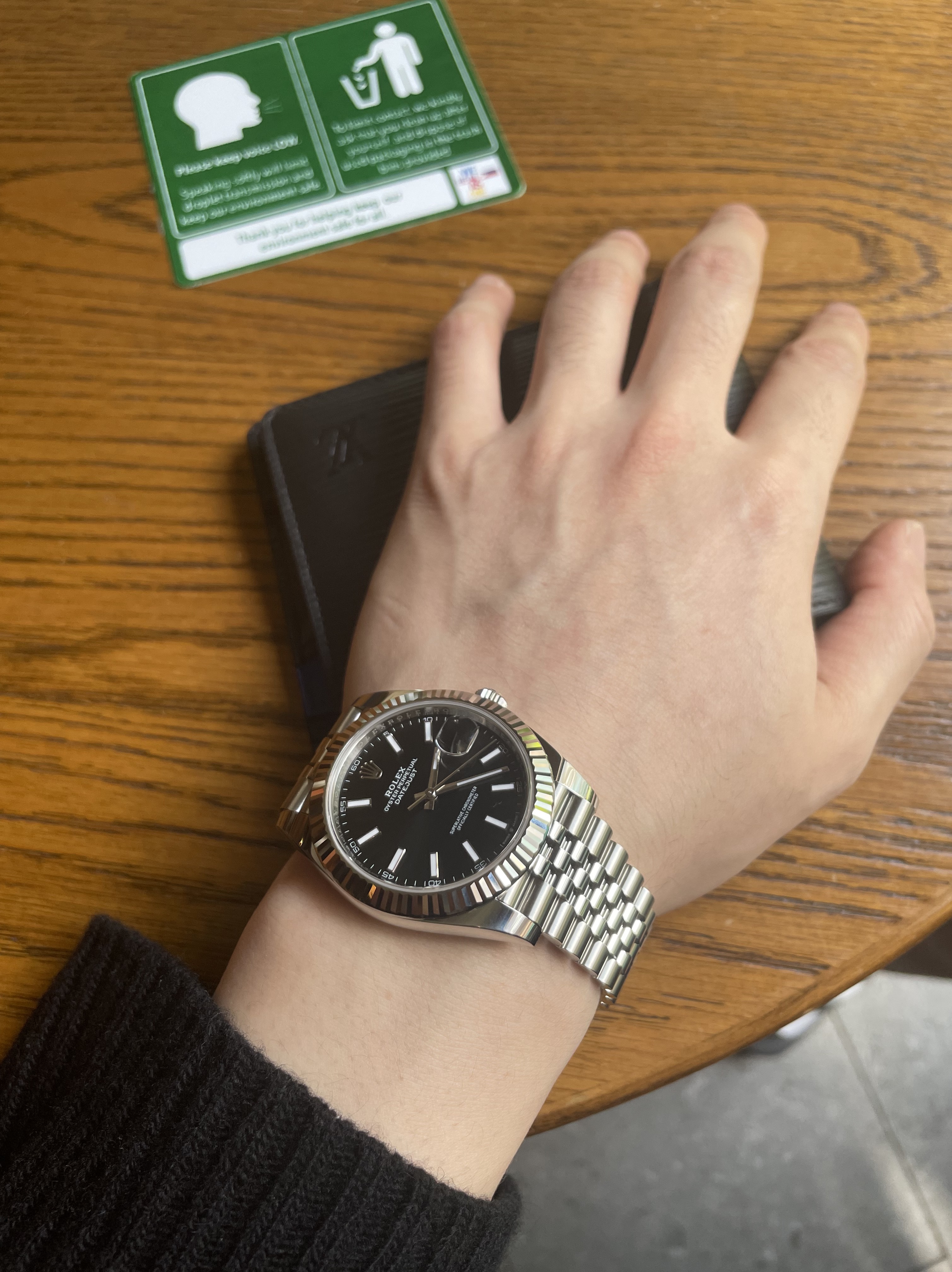 Rolex Datejust 41mm 126334 Bright Black Jubilee 착용 스타일