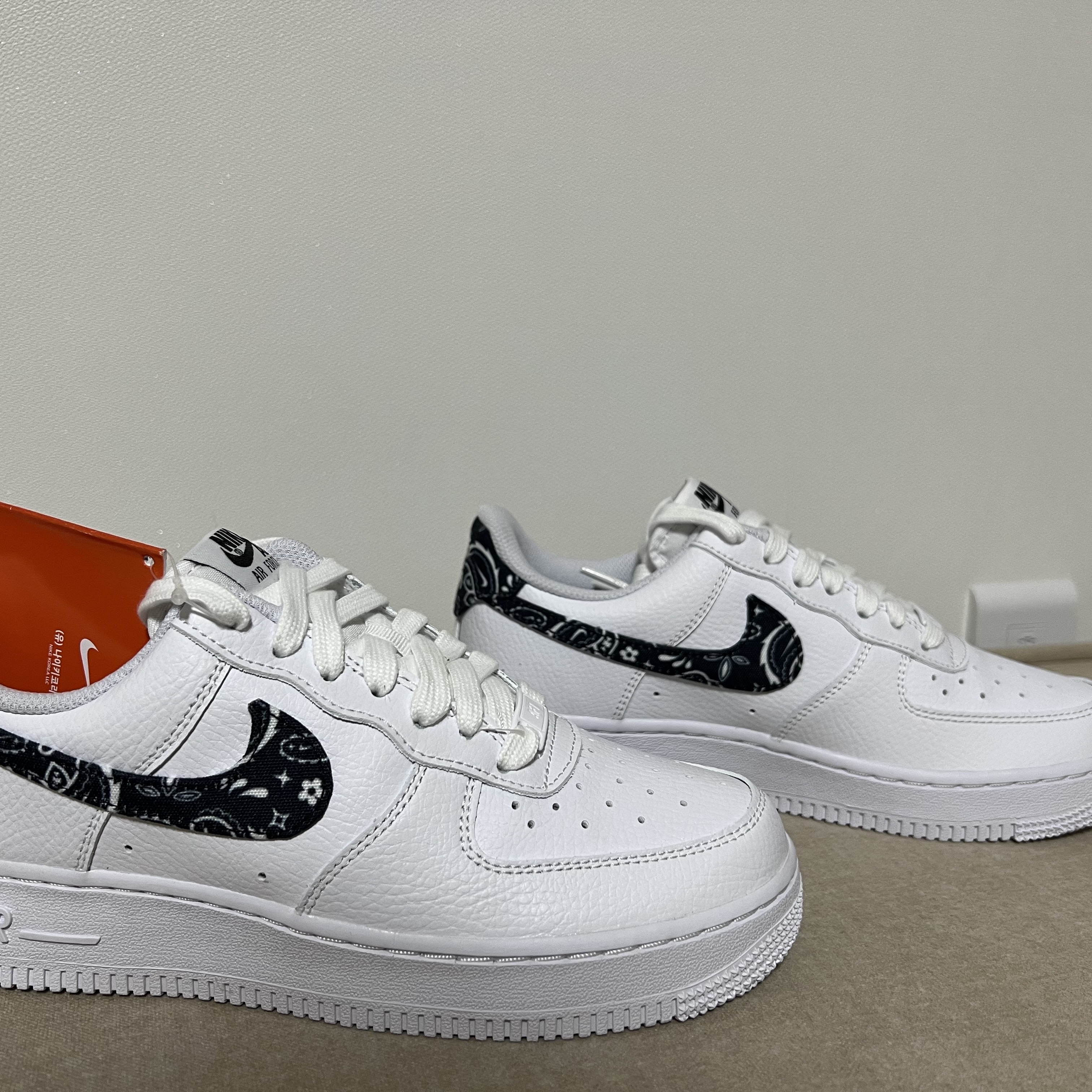 (W) Nike Air Force 1 '07 Essential Paisley Swoosh White Black 착용 스타일 - 2