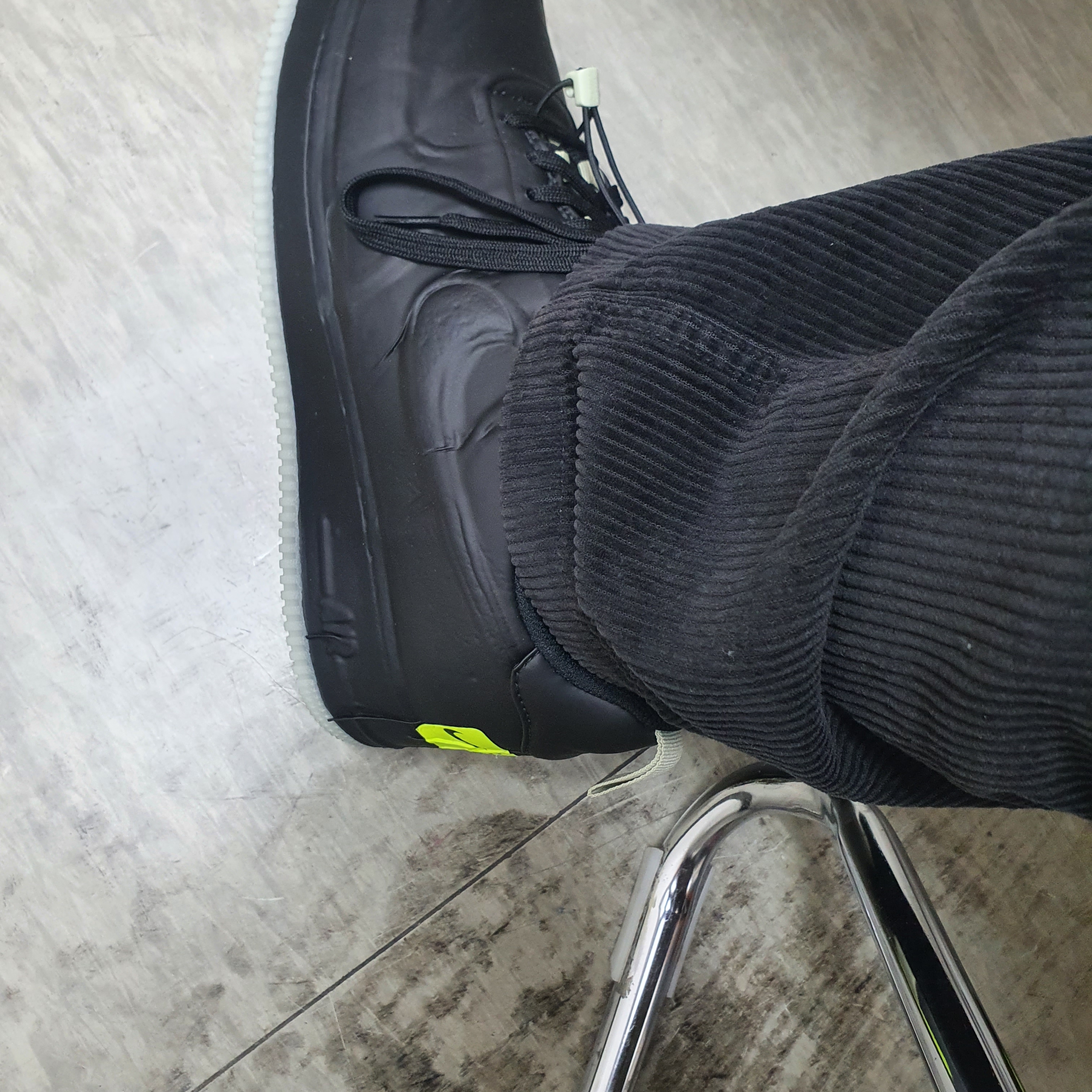 Nike Air Force 1 Low Experimental Black Olive Aura 착용 스타일 - 2