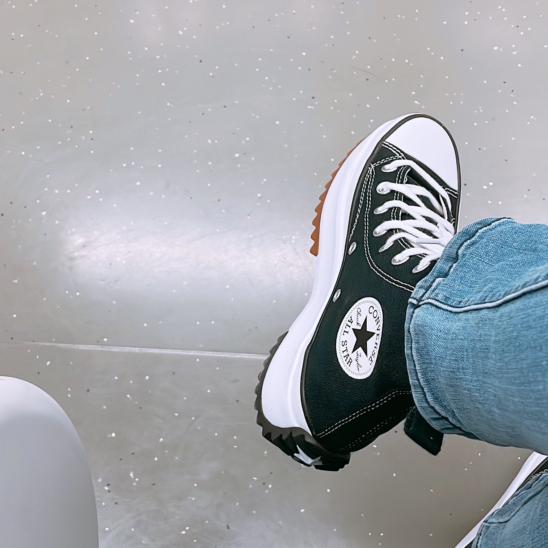 Converse Run Star Hike Hi Black White Gum 착용 스타일