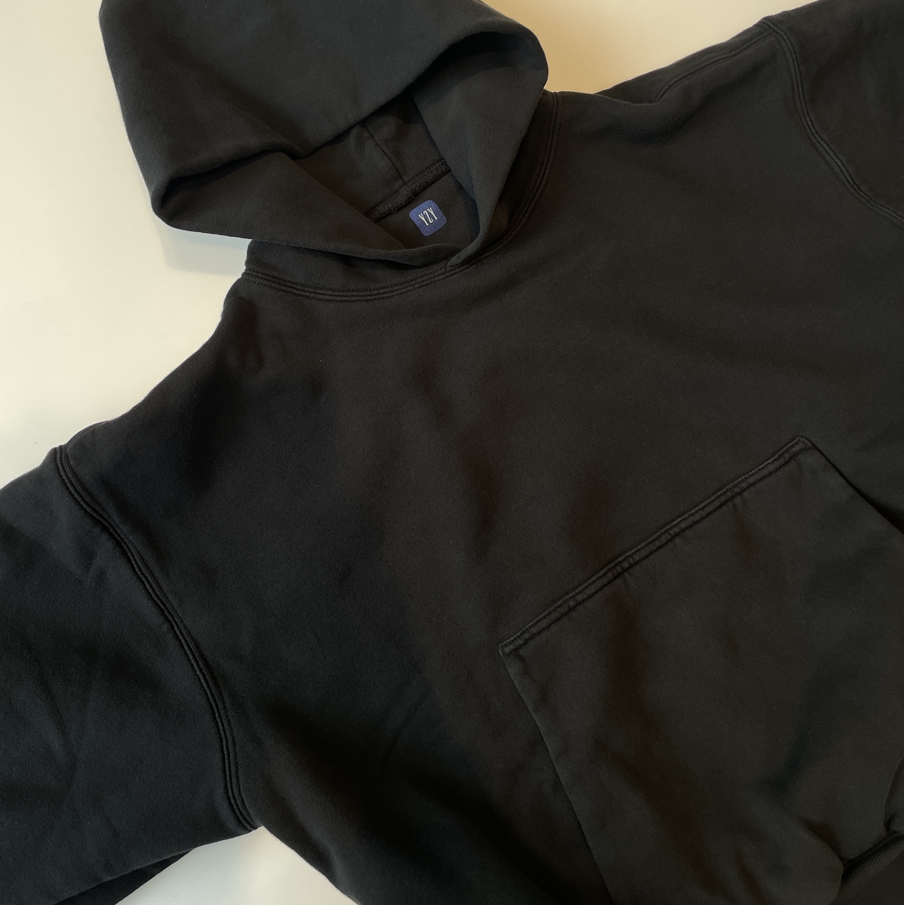 Yeezy Gap Hoodie Black 착용 스타일