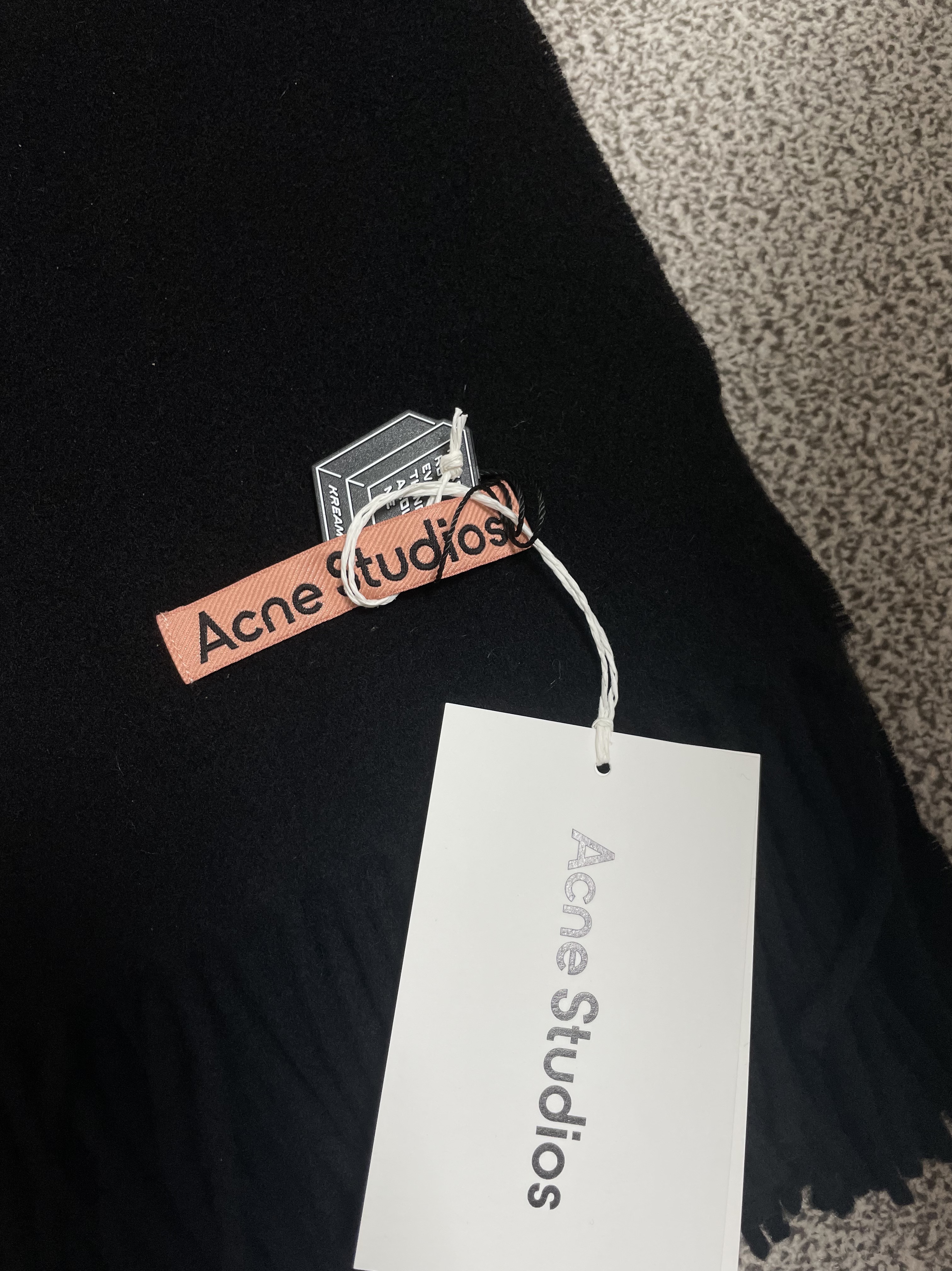 Acne Studios Canada Narrow New Wool Muffler Black 착용 스타일