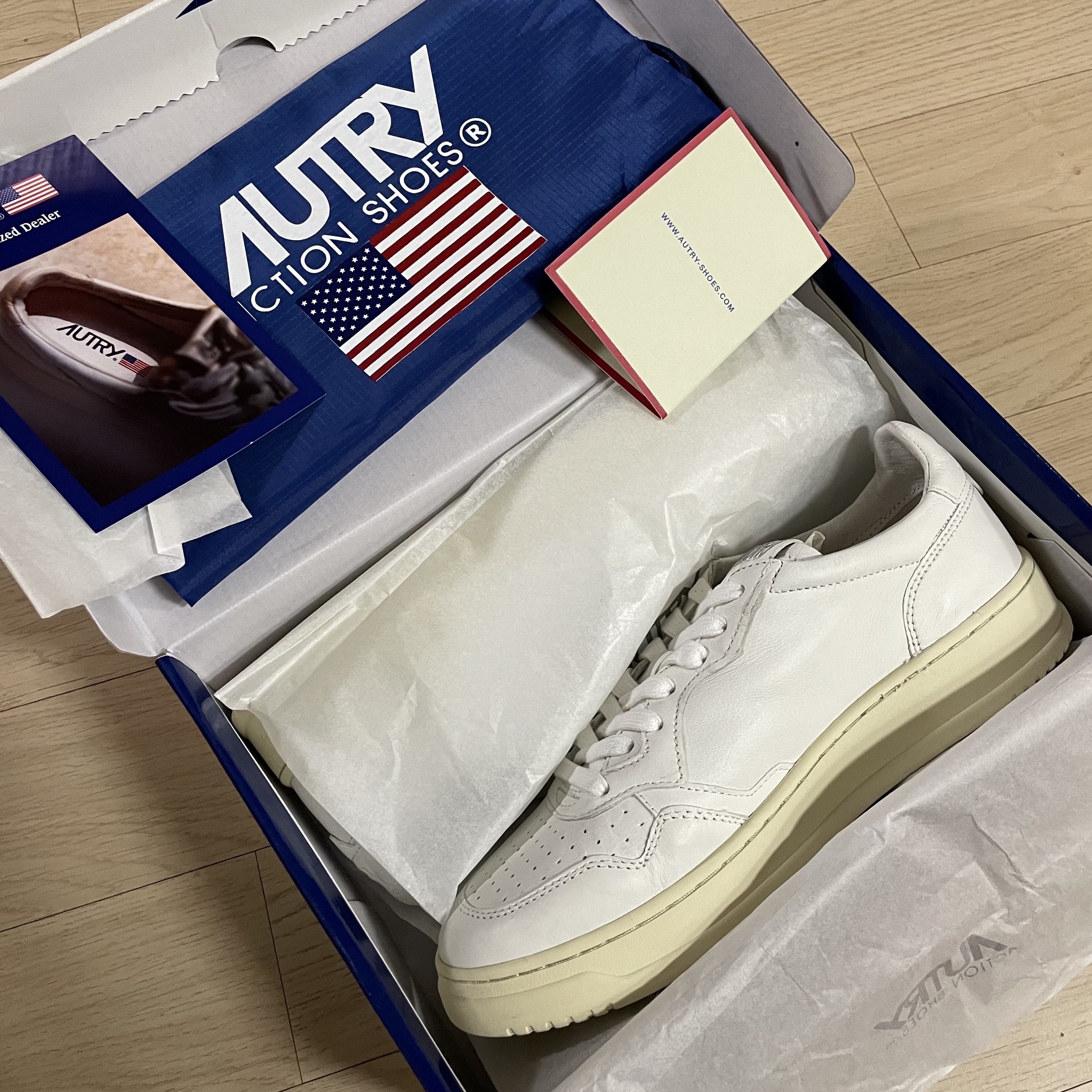 Autry Medalist Low Goatskin Sneakers White 착용 스타일