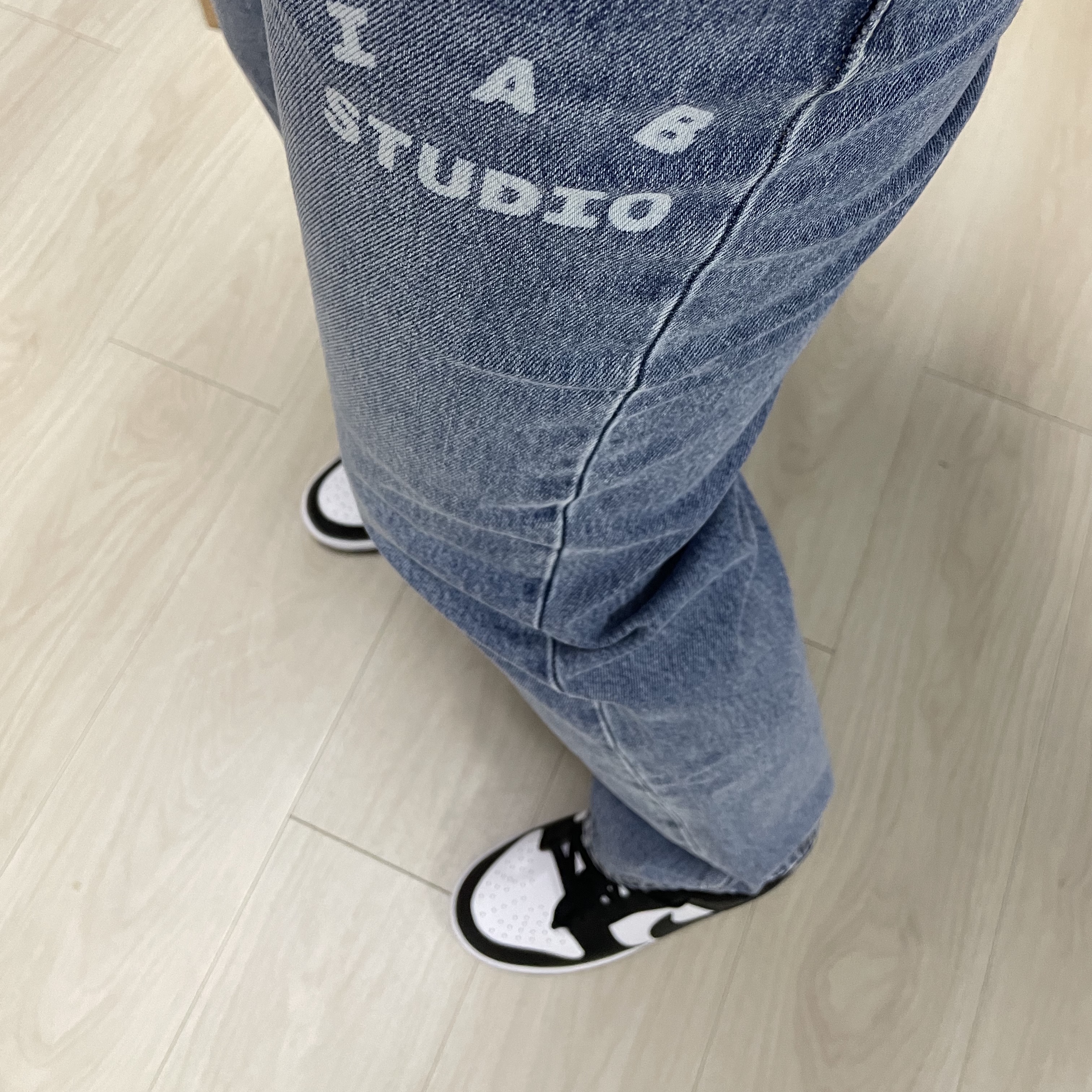 IAB Studio x Lee Denim Jeans Indigo Navy, Nike Dunk Low Retro Black 착용 스타일