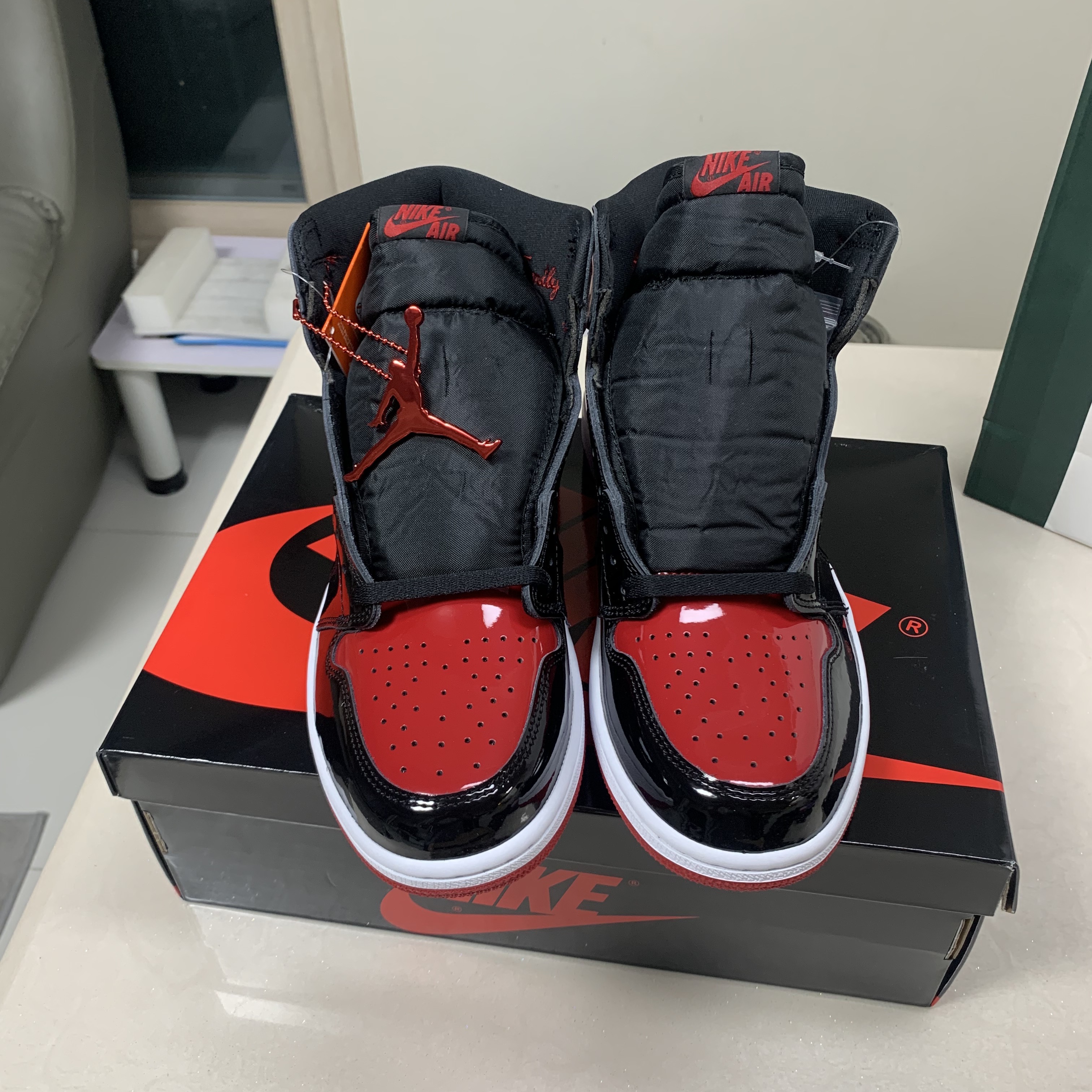 Jordan 1 Retro High OG Patent Bred 착용 스타일 - 3
