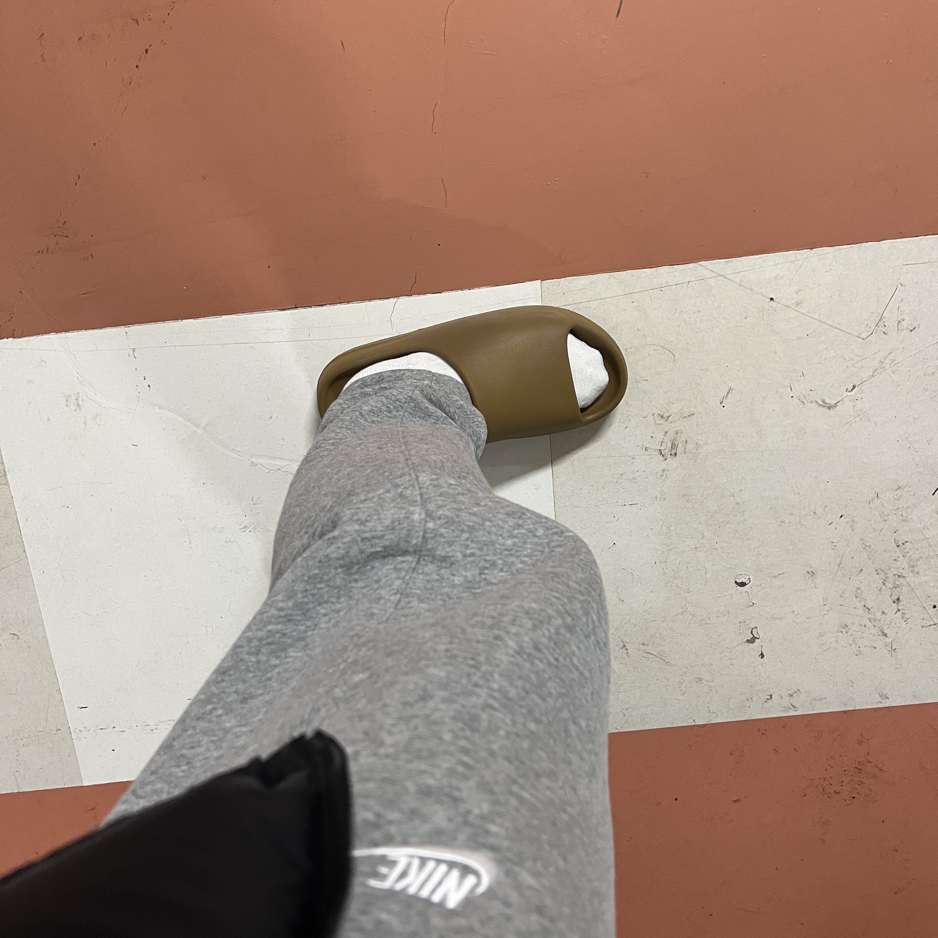 Adidas Yeezy Slide Ochre 착용 스타일 - 2