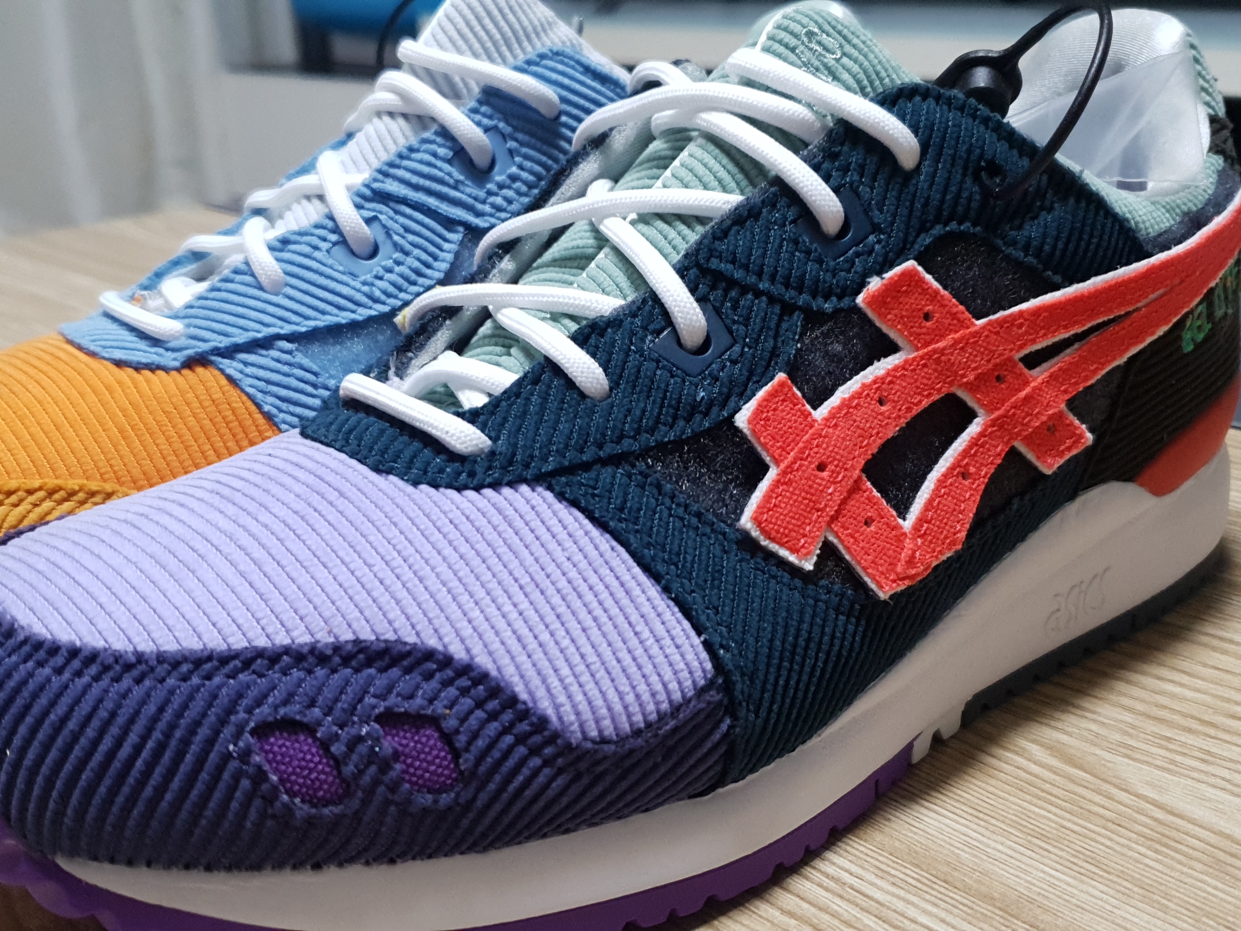 Asics x Atmos x Sean Wotherspoon Gel-Lyte III OG Corduroy 착용 스타일 - 3