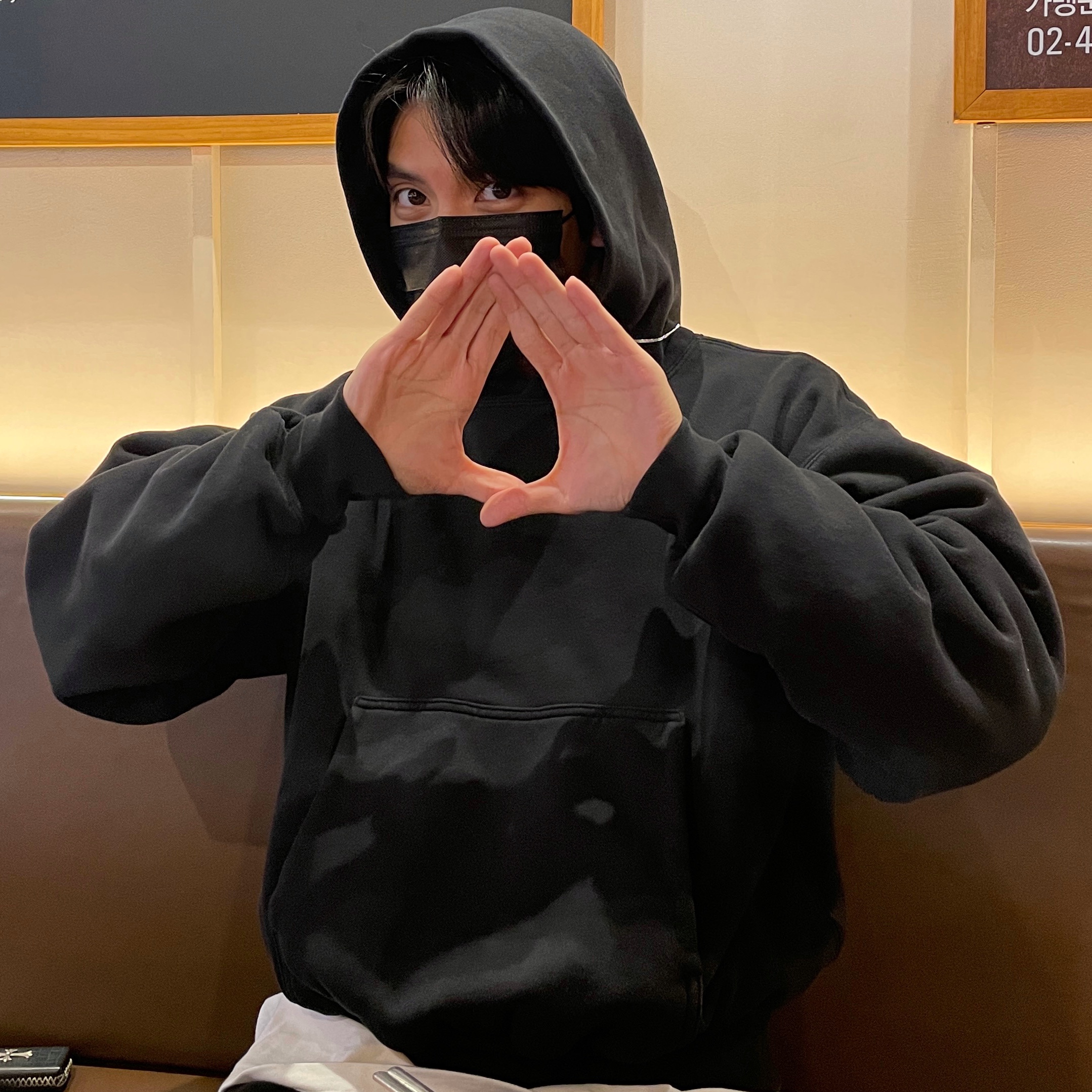 Yeezy Gap Hoodie Black 착용 스타일