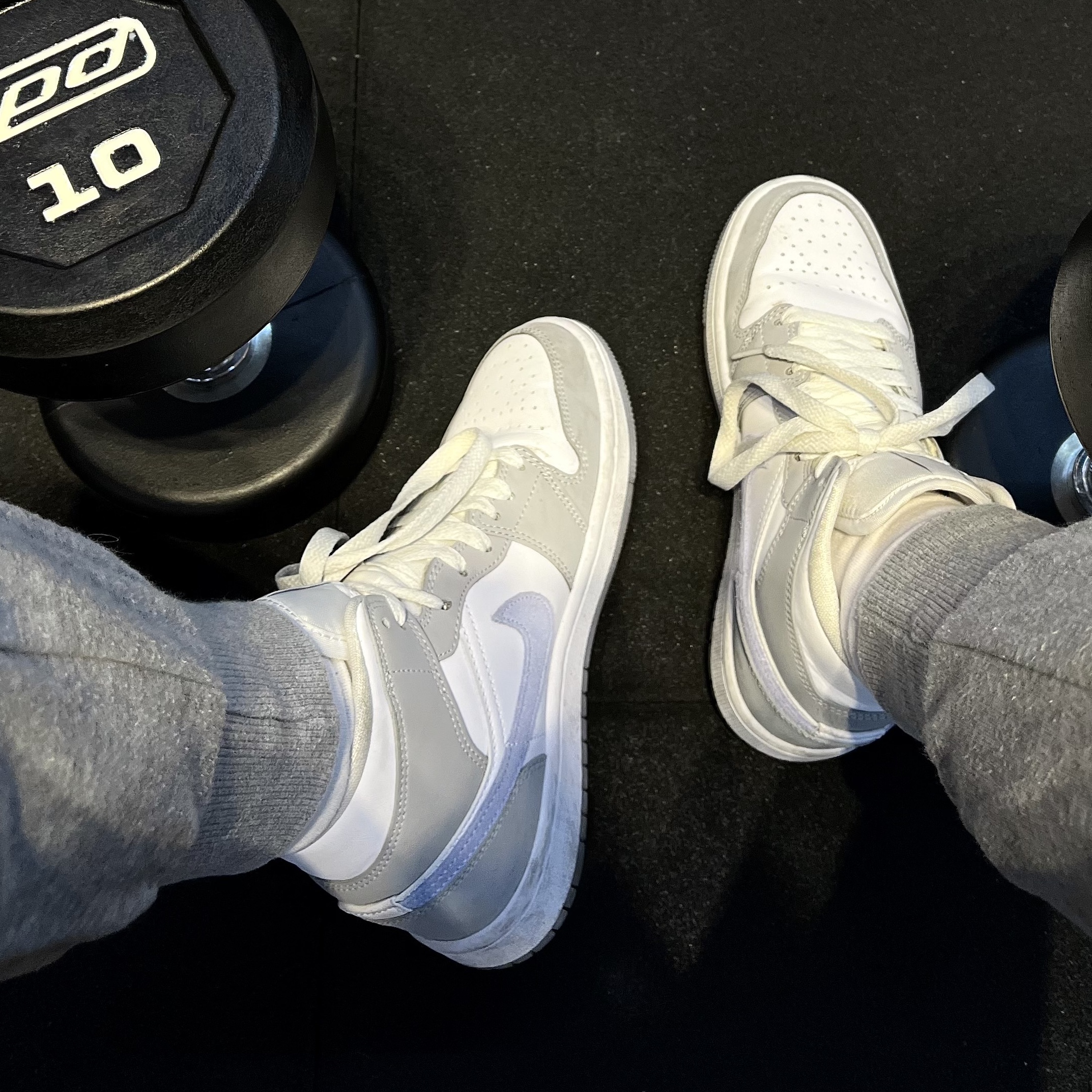 (W) Jordan 1 Mid Wolf Grey 착용 스타일 - 2