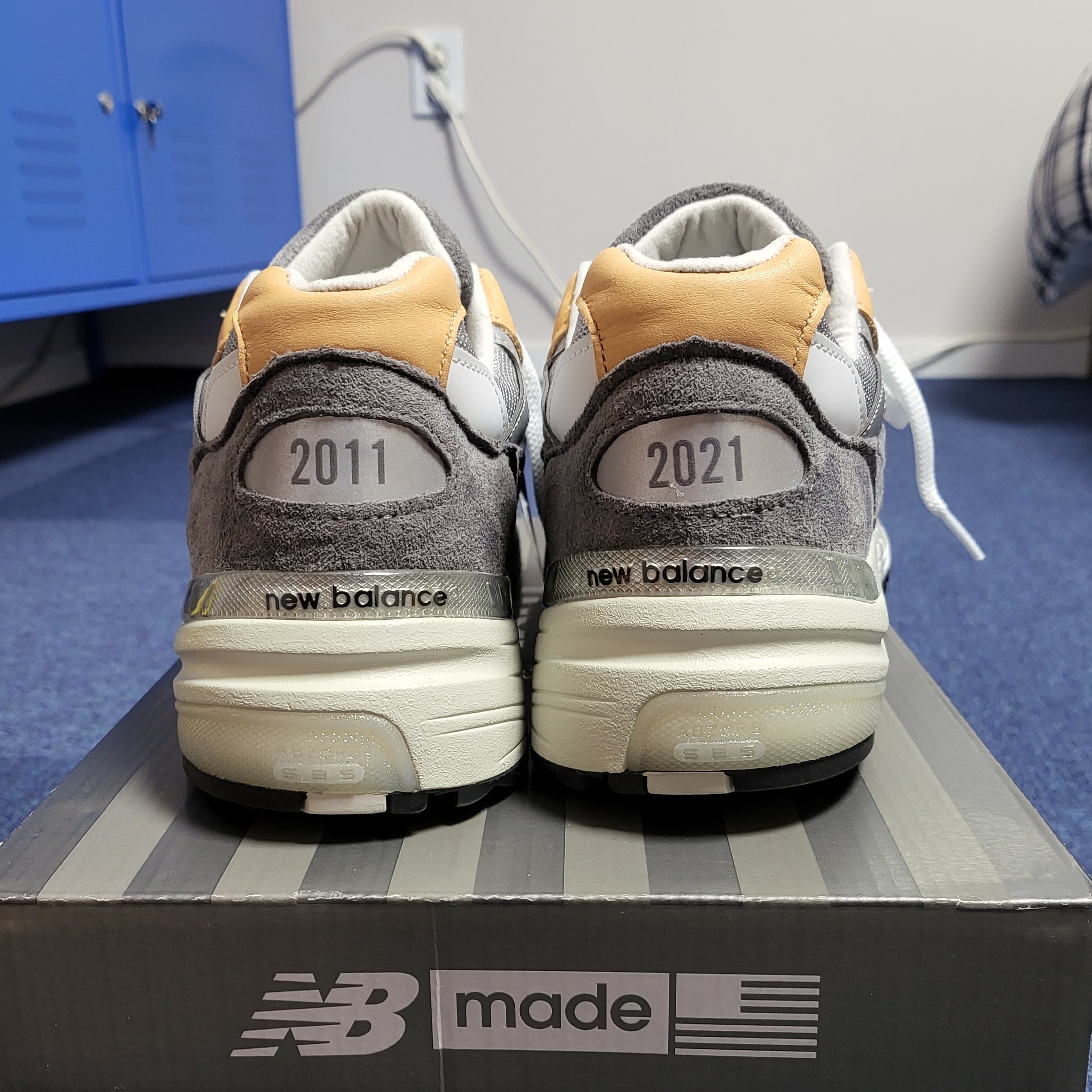 New Balance x Todd Snyder 992 Made in USA 10th Anniversary Grey Tan 착용 스타일 - 2