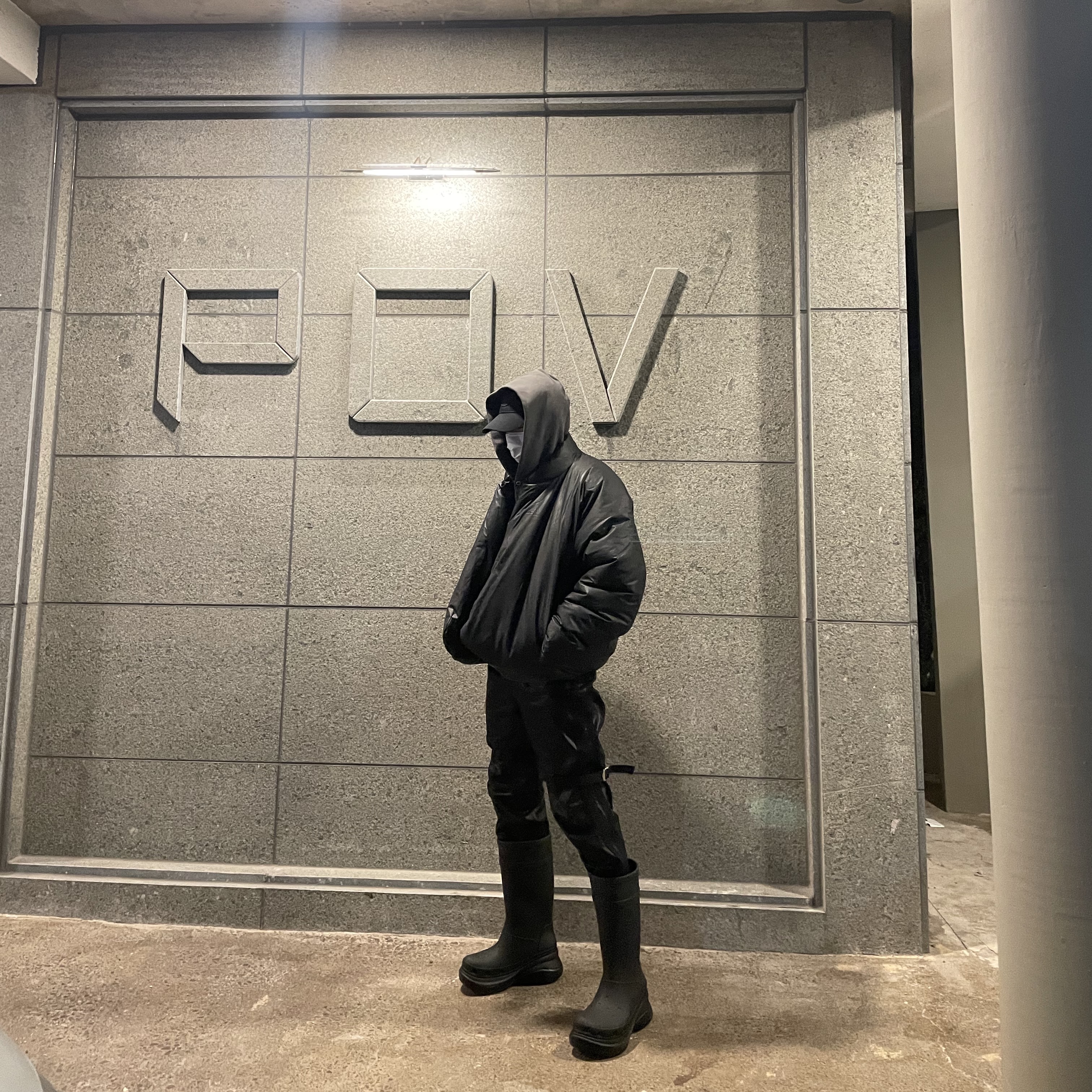 Yeezy Gap Round Jacket Black 착용 스타일