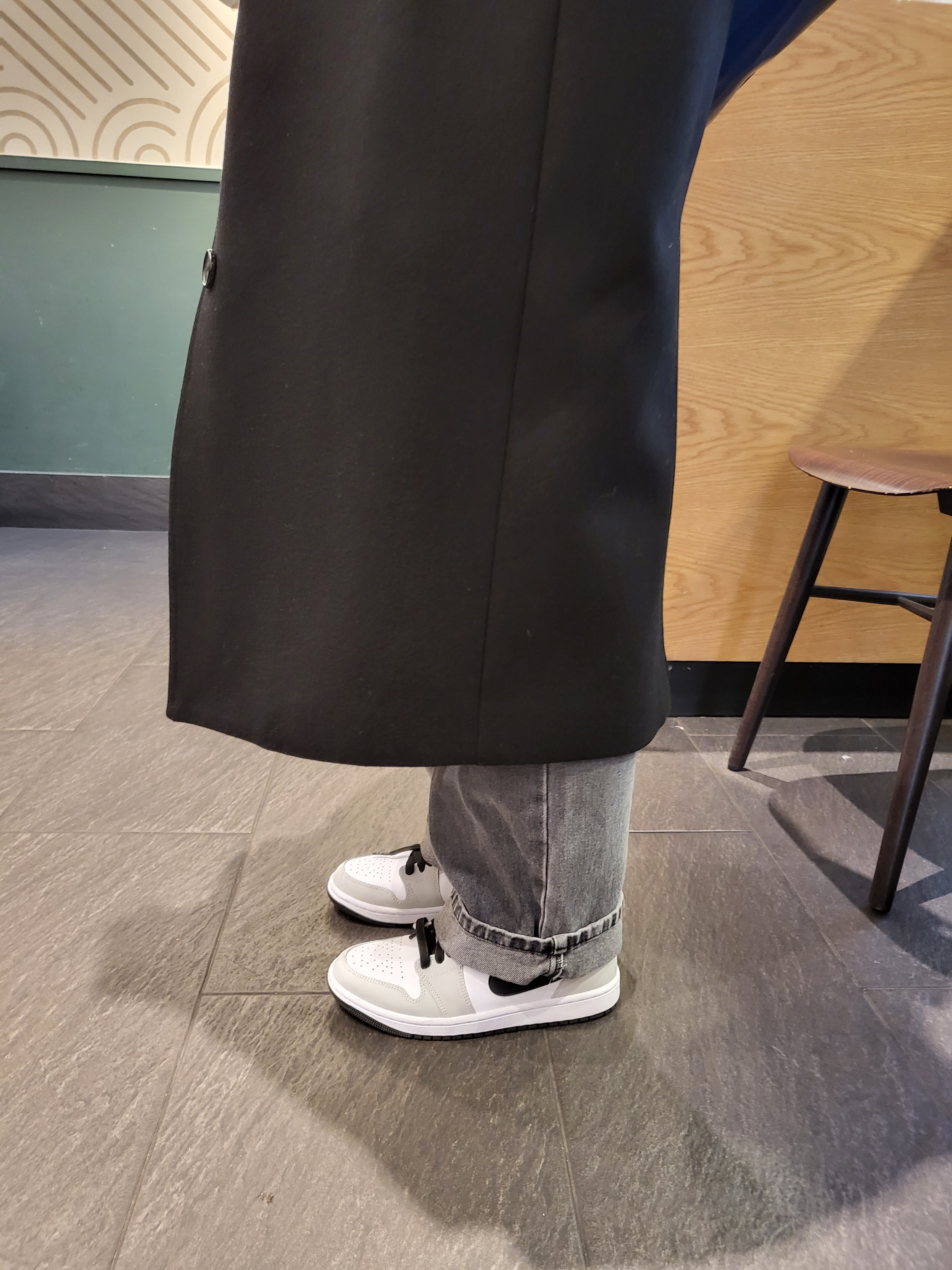(W) Jordan 1 Mid Grey Fog, (GS) Jordan 1 Low Black Particle Grey 착용 스타일 - 1