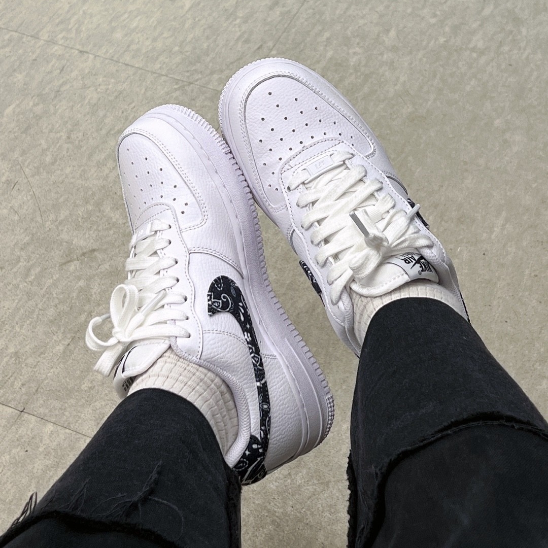 (W) Nike Air Force 1 '07 Essential Paisley Swoosh White Black 착용 스타일