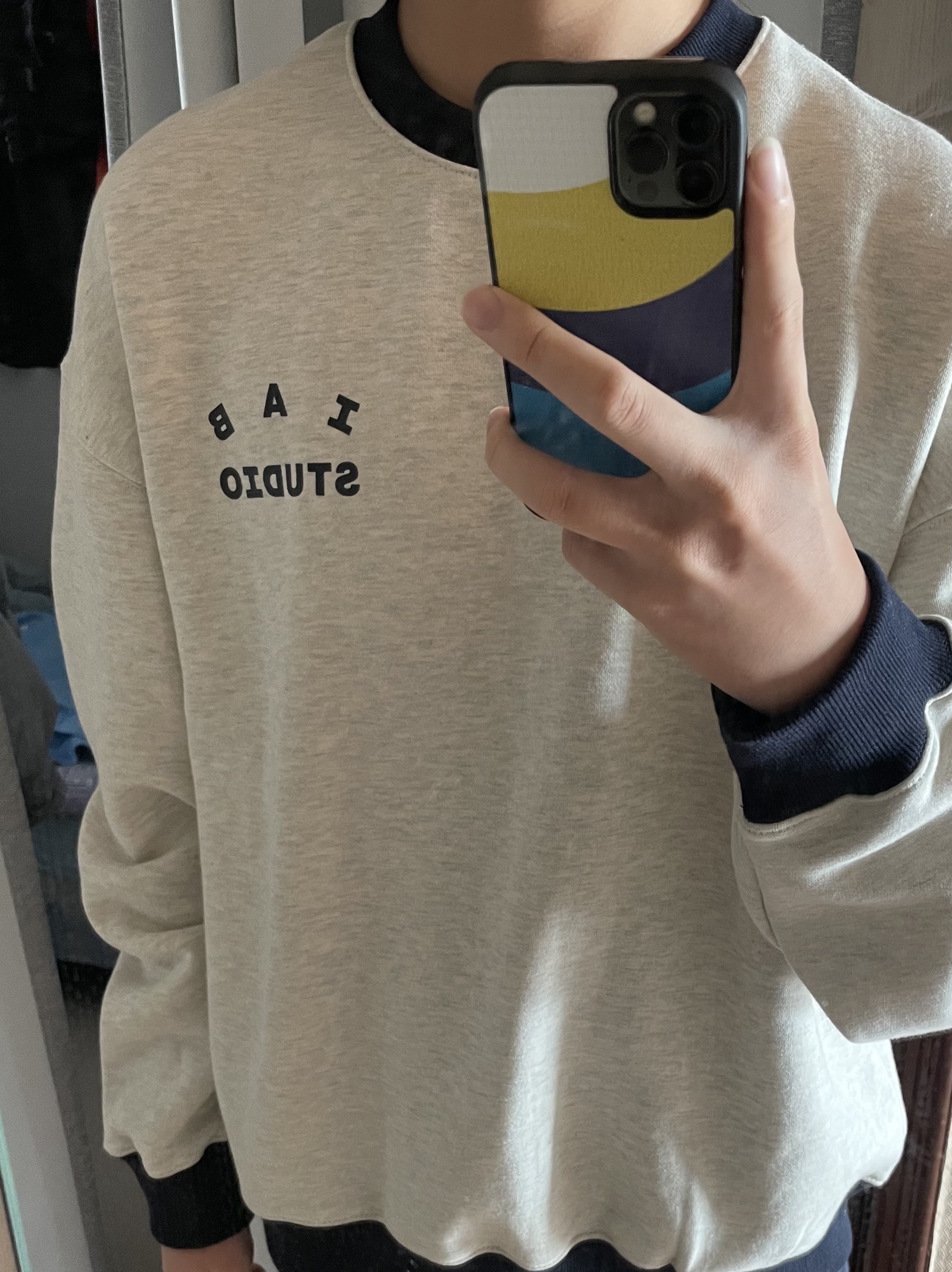 IAB Studio Sweatshirt Oatmeal Navy 착용 스타일