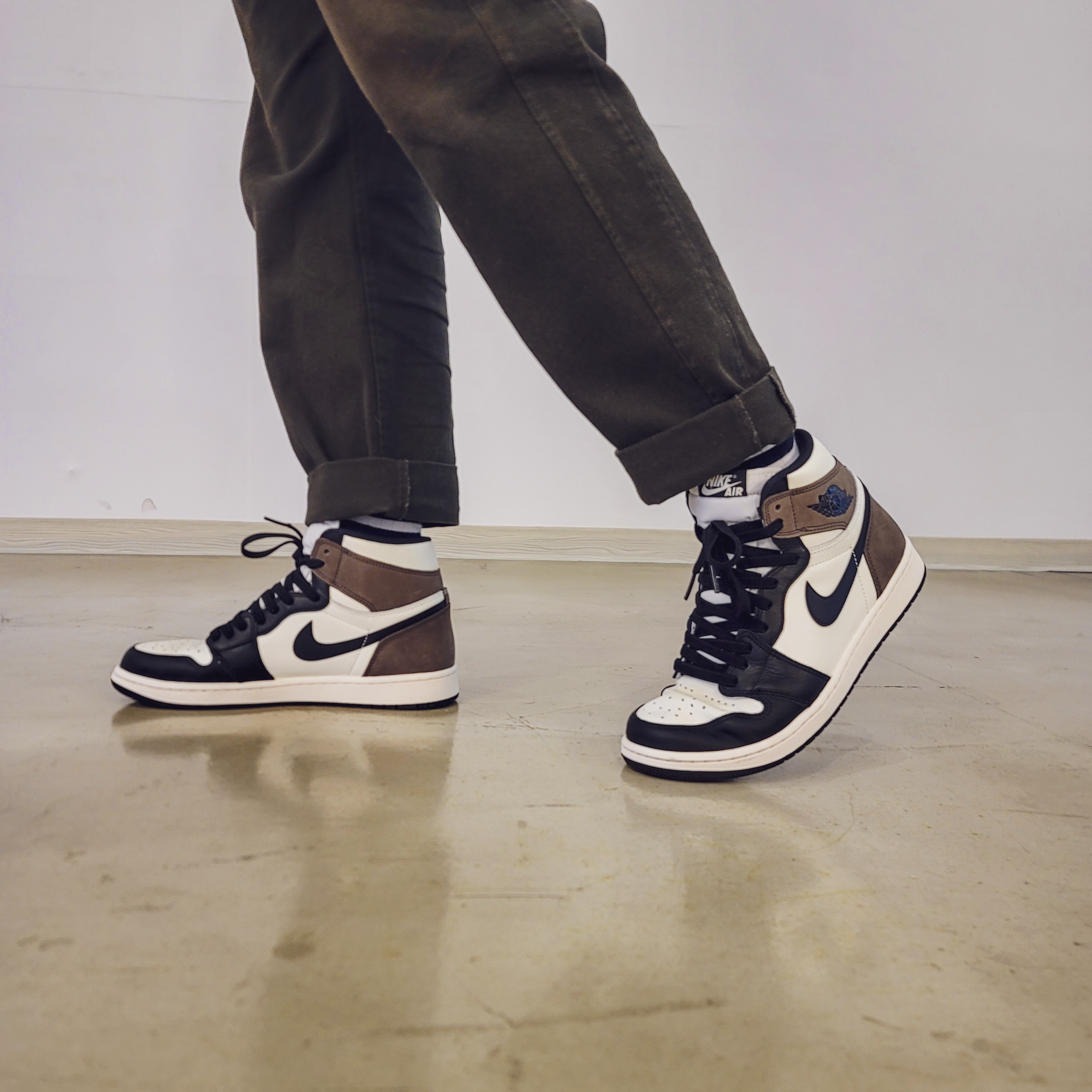 Jordan 1 Retro High OG Black Mocha 착용 스타일 - 3
