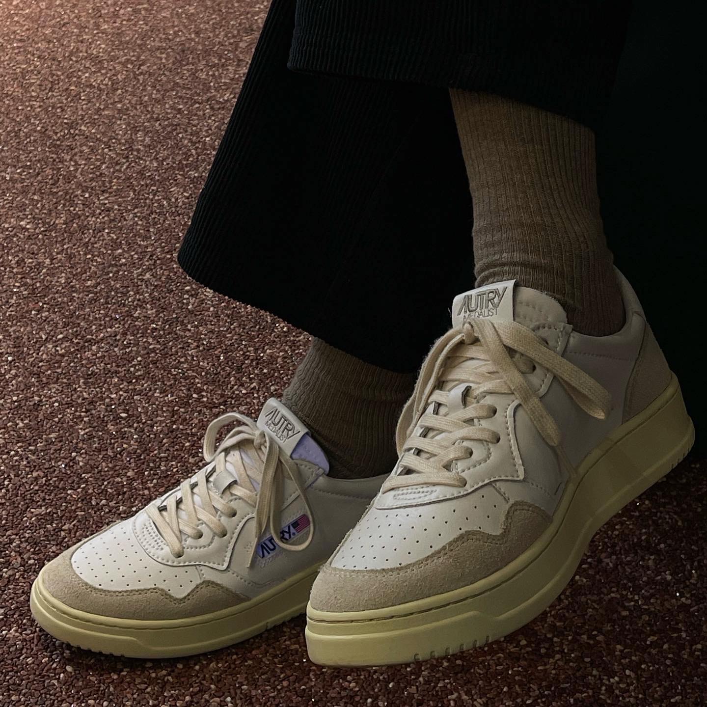 Autry Medalist Low Leather Suede Sneakers White 착용 스타일