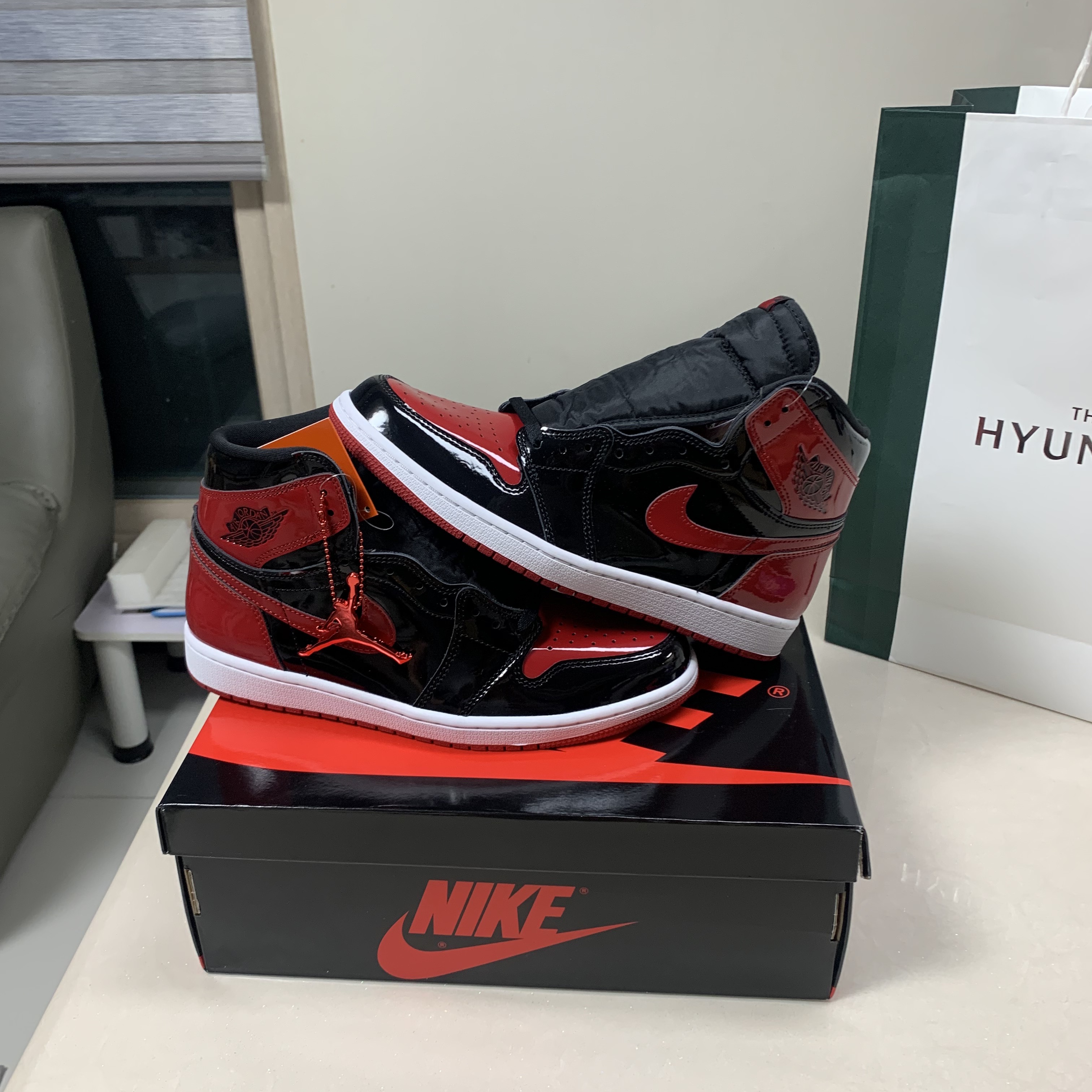 Jordan 1 Retro High OG Patent Bred 착용 스타일 - 1