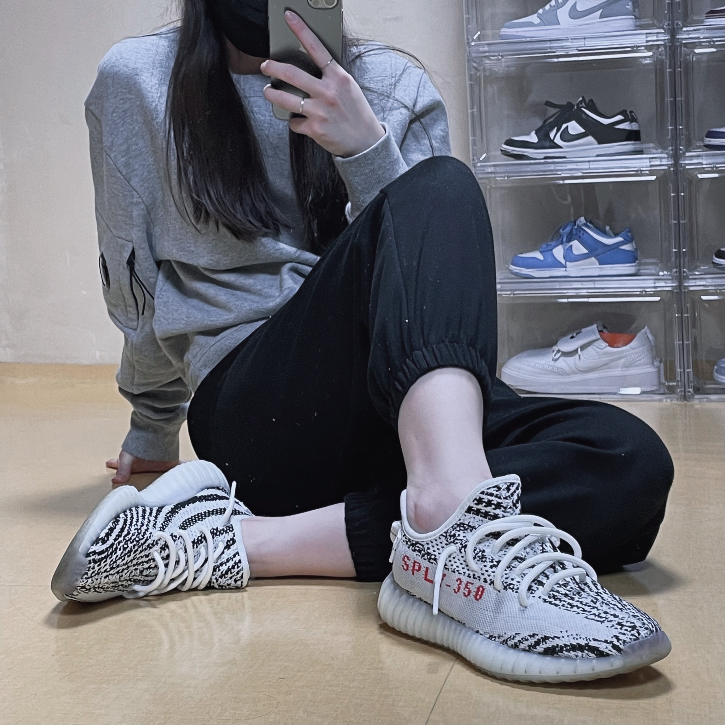 Adidas Yeezy Boost 350 V2 Zebra 2017/2019/2020, C.P. Company Diagonal Raised Fleece Sweatshirt Grey Melange - 21FW 착용 스타일