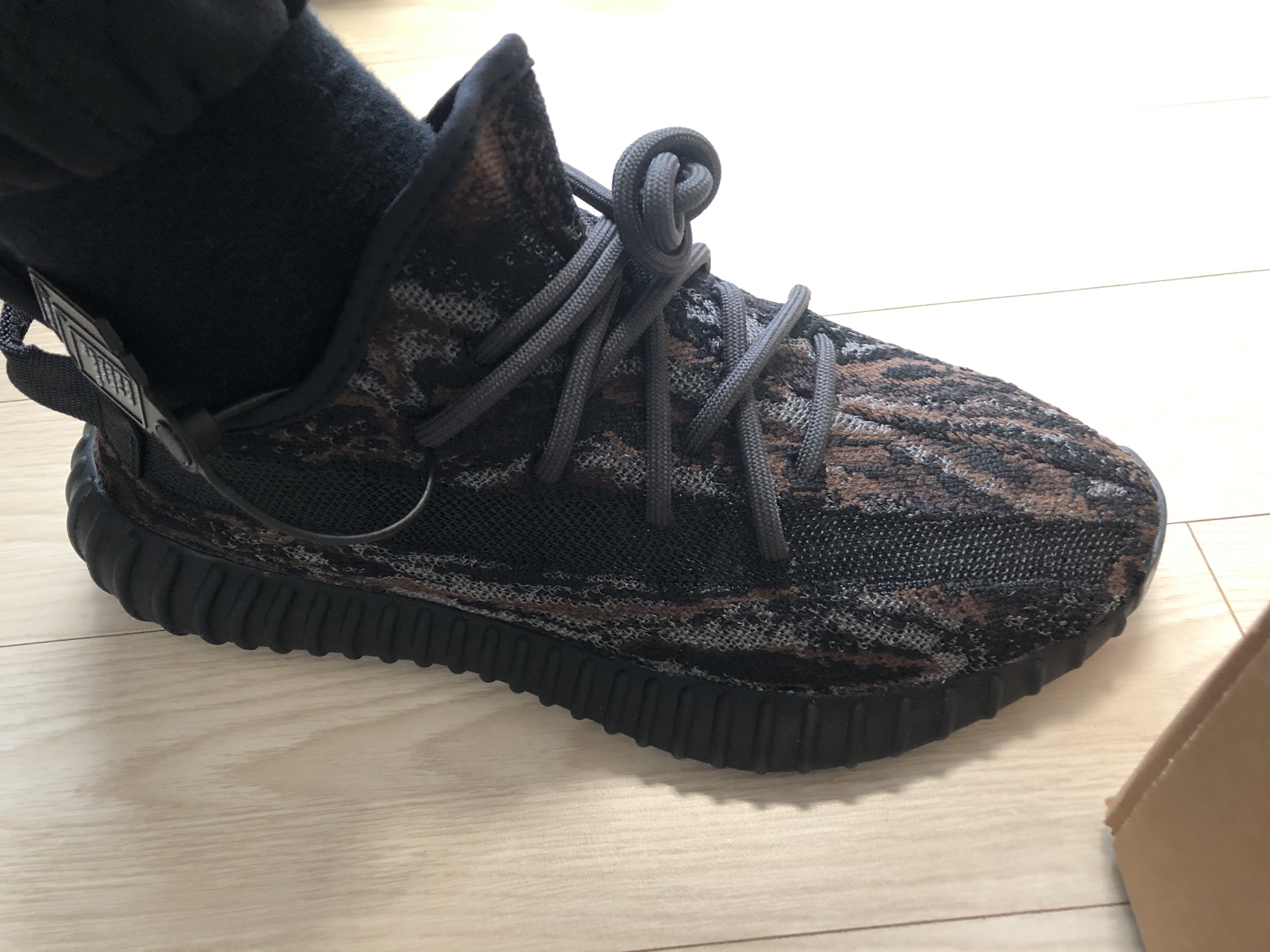Adidas Yeezy Boost 350 V2 MX Rock 착용 스타일 - 1