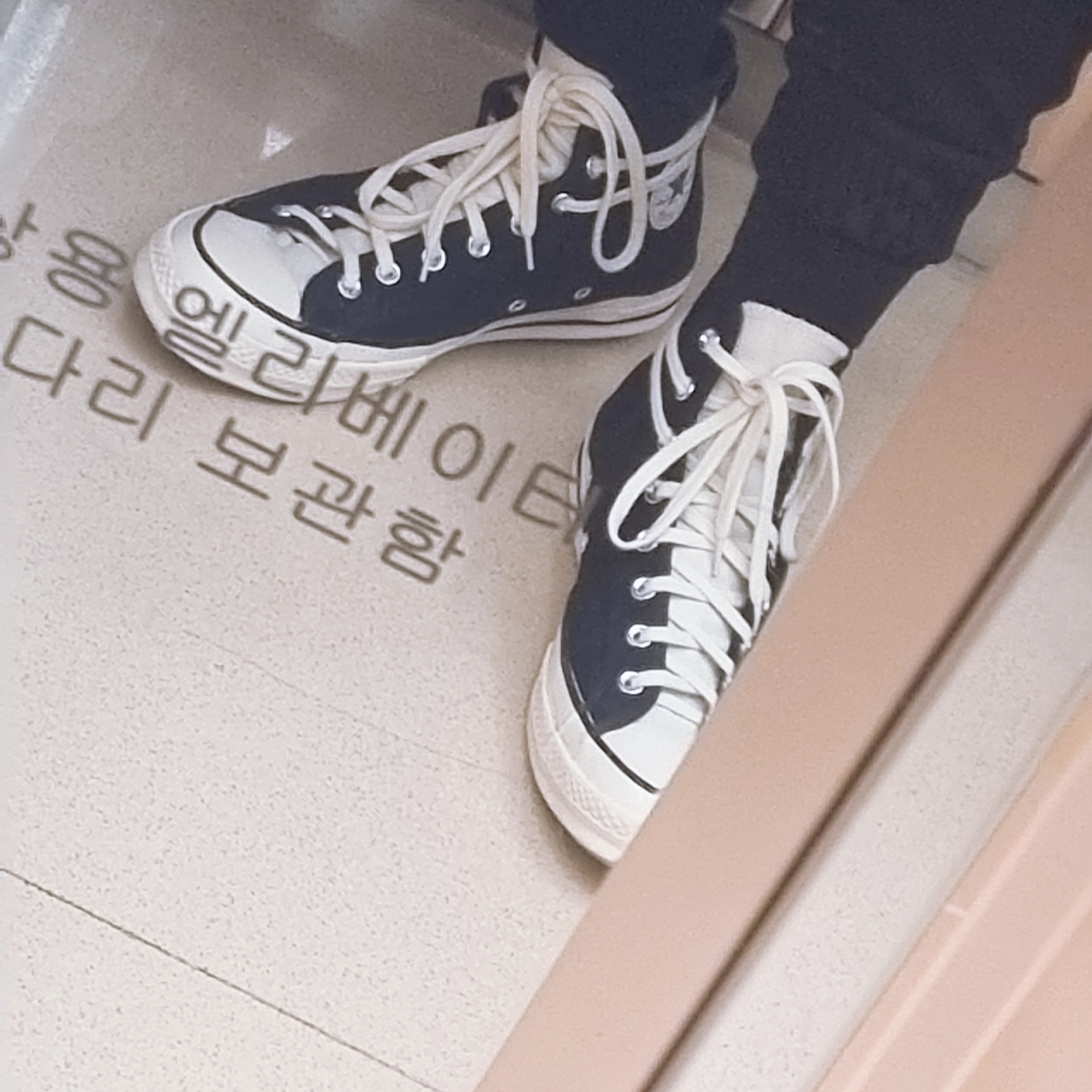 Converse x Fear of God Essentials Chuck 70 Hi Black 2020 착용 스타일 - 3