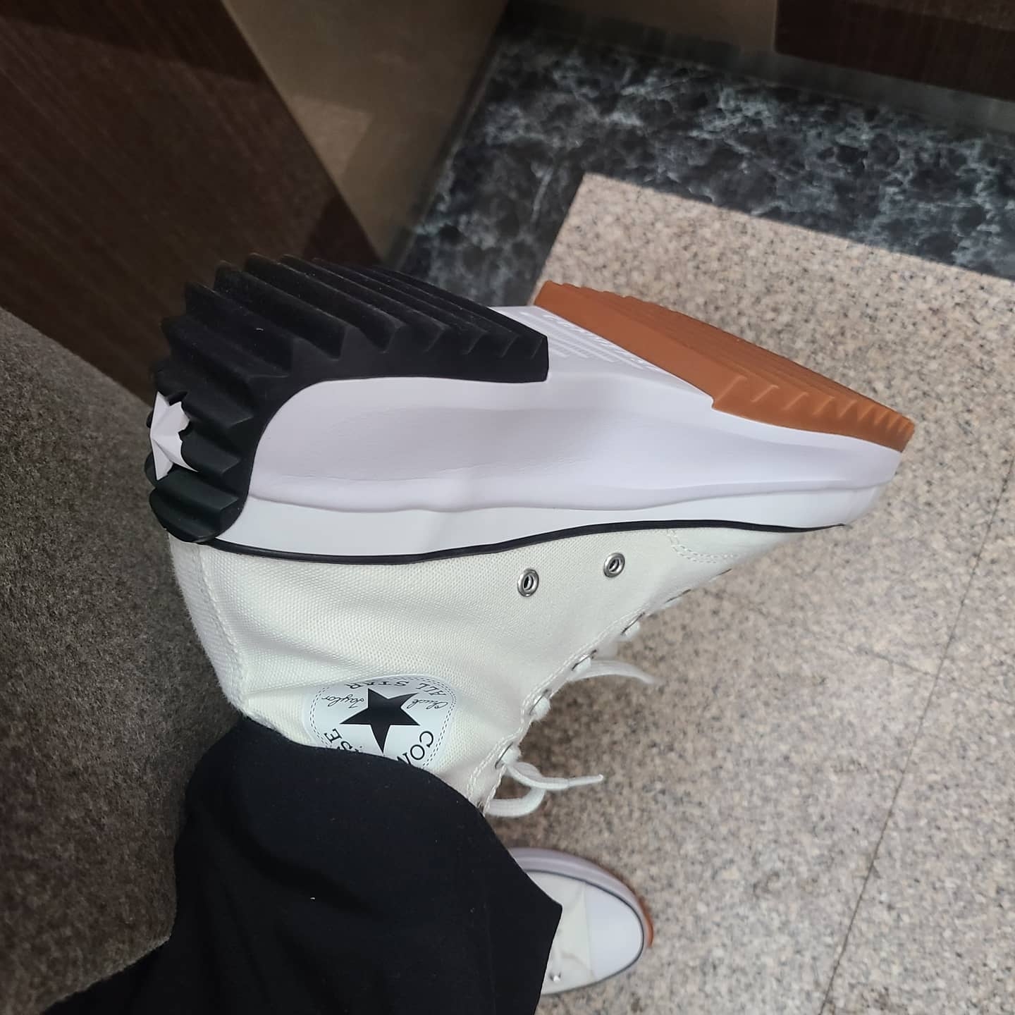 Converse Run Star Hike Hi White Black Gum, Converse Run Star Hike Hi Black White Gum 착용 스타일 - 1