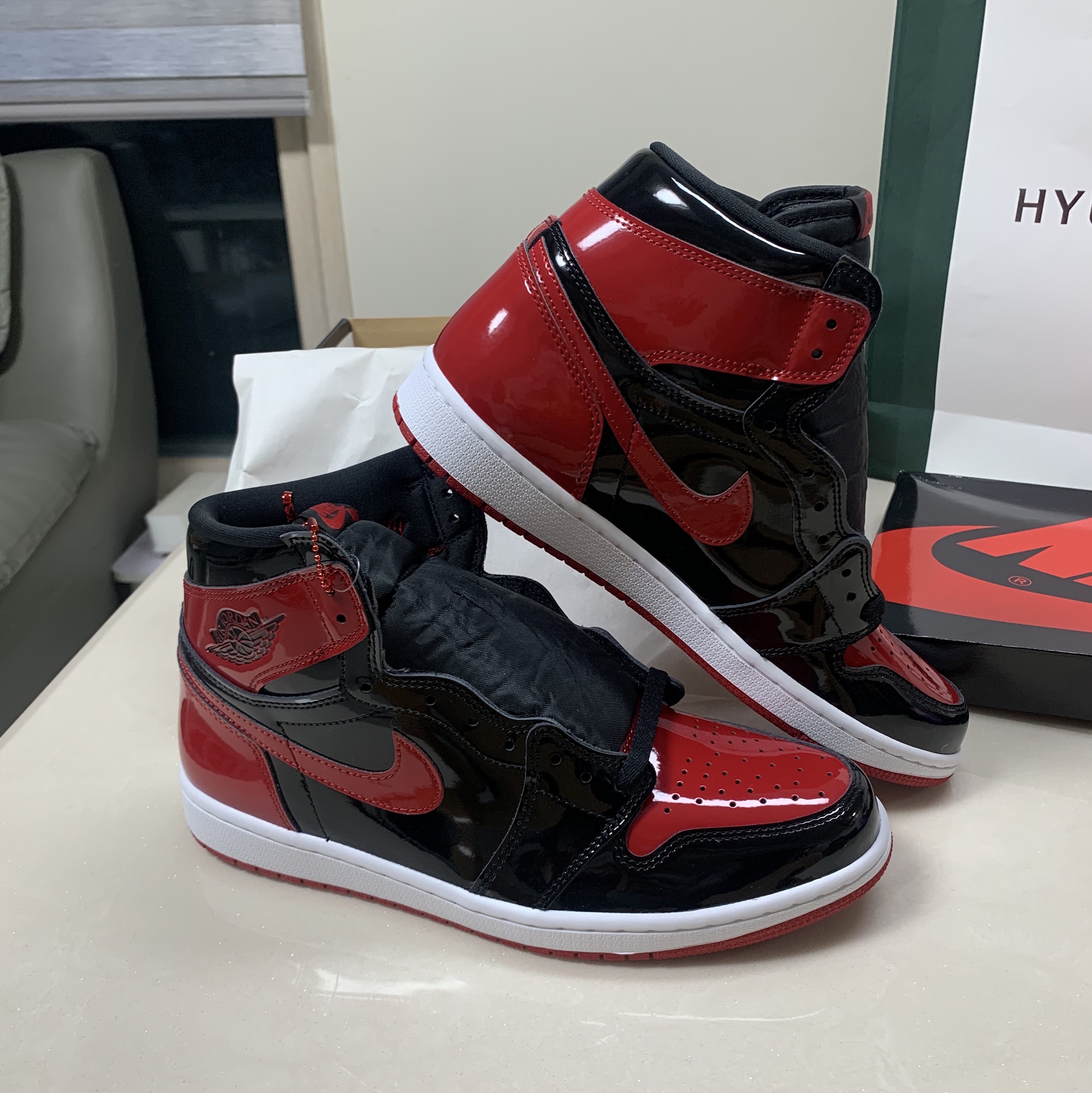 Jordan 1 Retro High OG Patent Bred 착용 스타일 - 4