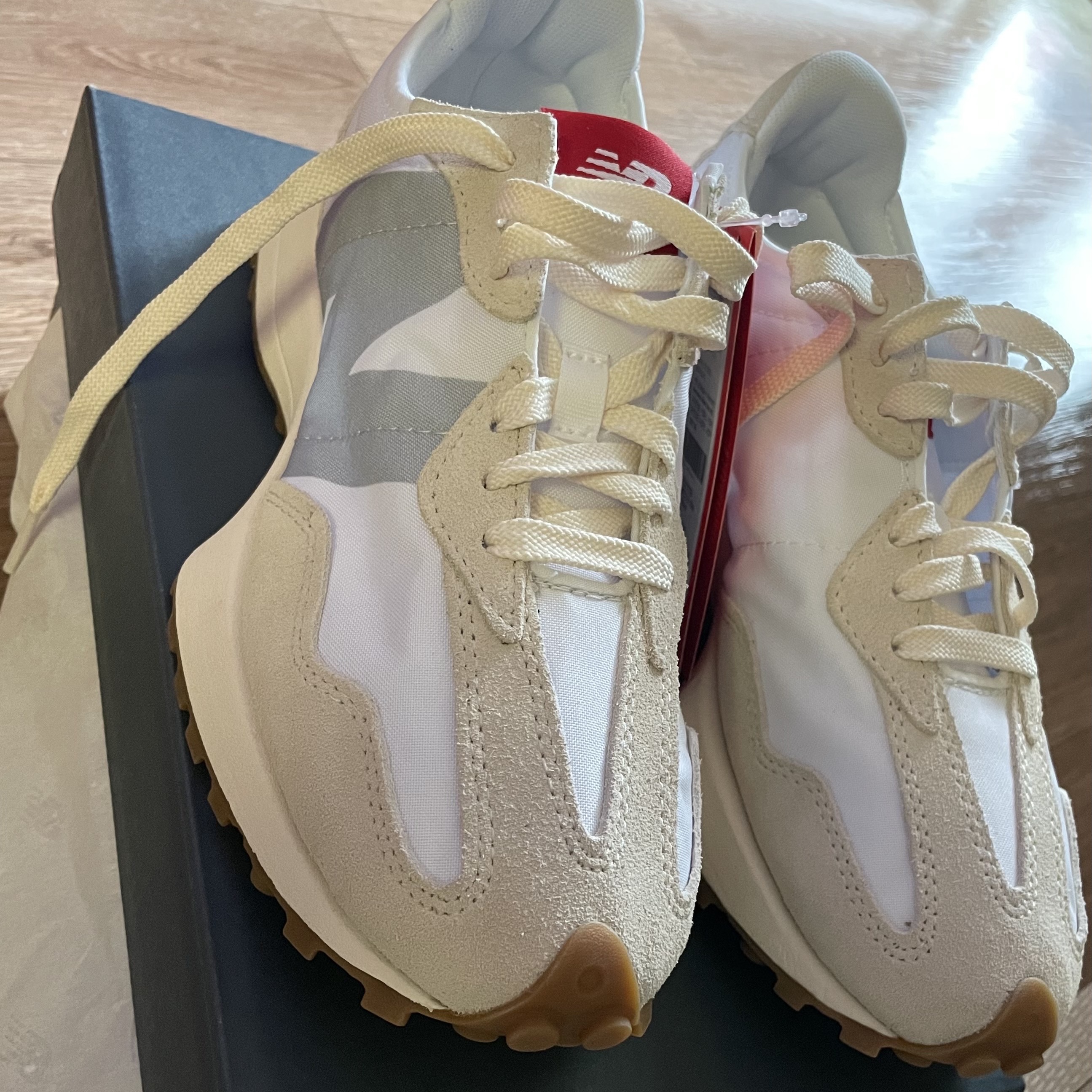 New Balance 327 White Silver Gum 착용 스타일