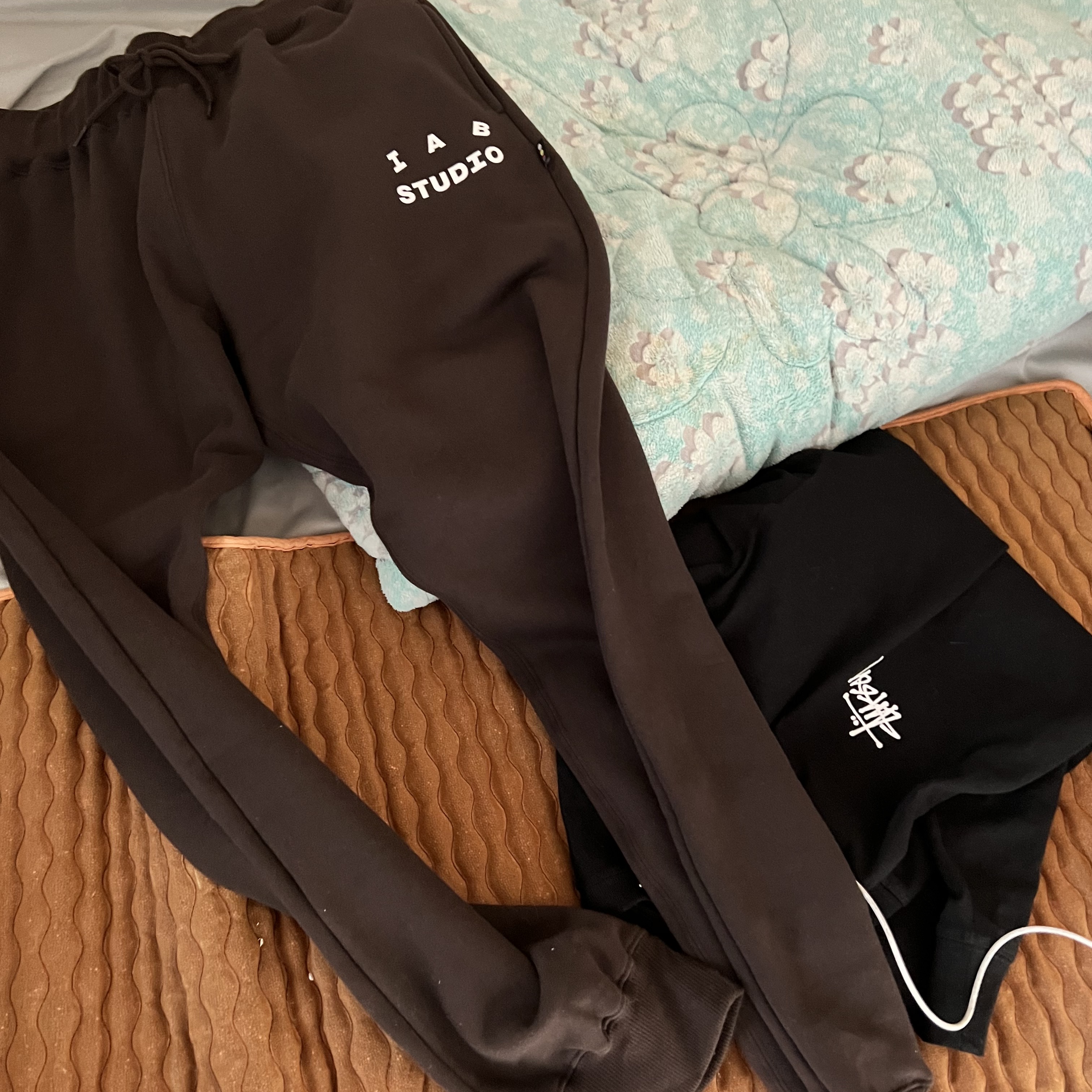 Jordan 6 Retro Carmine 2021, IAB Studio Sweatpants Brown 착용 스타일 - 4