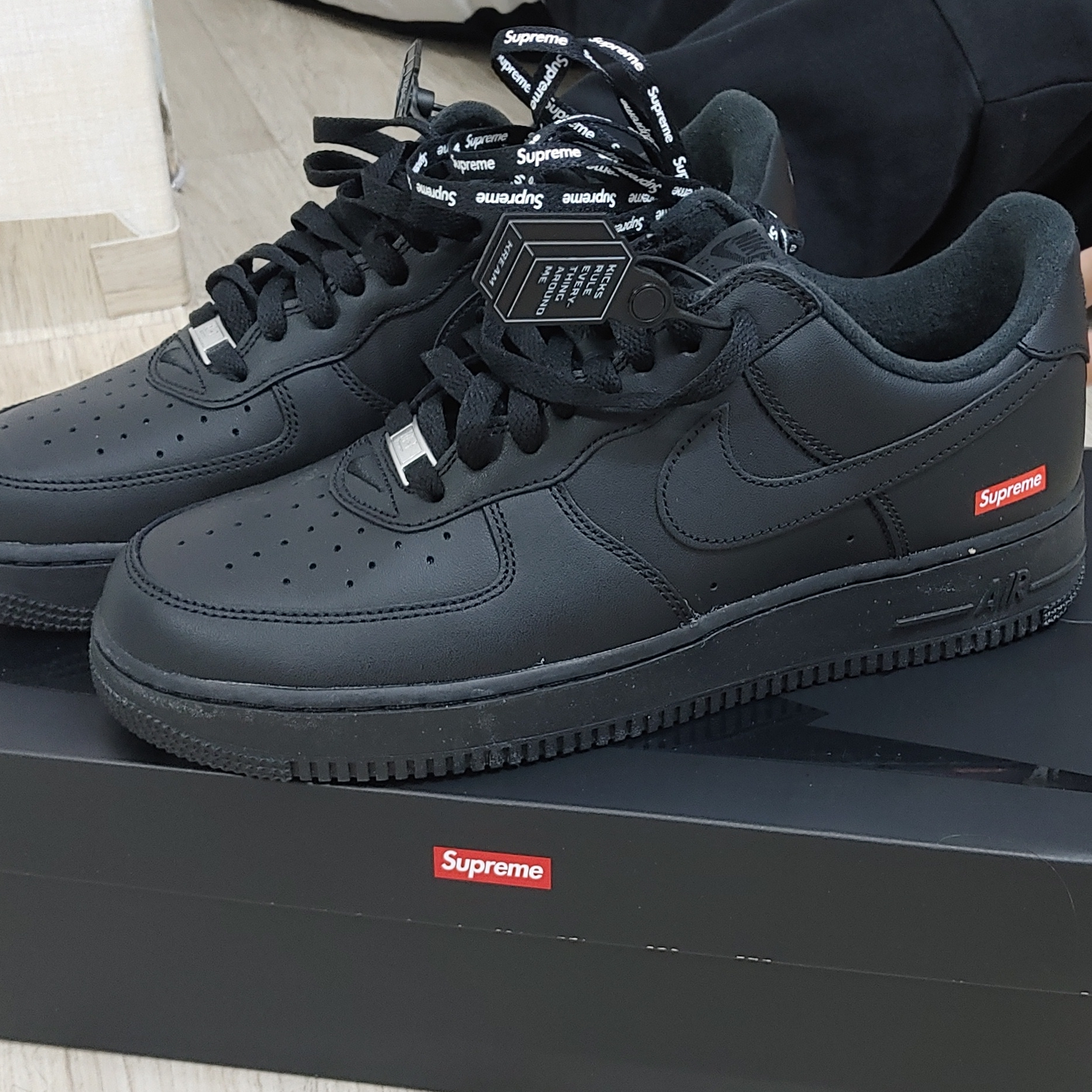 Nike x Supreme Air Force 1 Low Black, Jordan 1 x Travis Scott x Fragment Retro Low OG SP Military Blue 착용 스타일 - 1