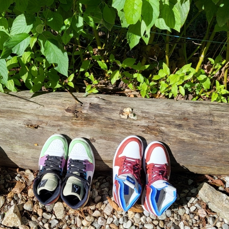 (W) Jordan 1 Zoom Air CMFT Team Red, (W) Jordan 1 Mid SE Multi-Color Lightbulb 착용 스타일