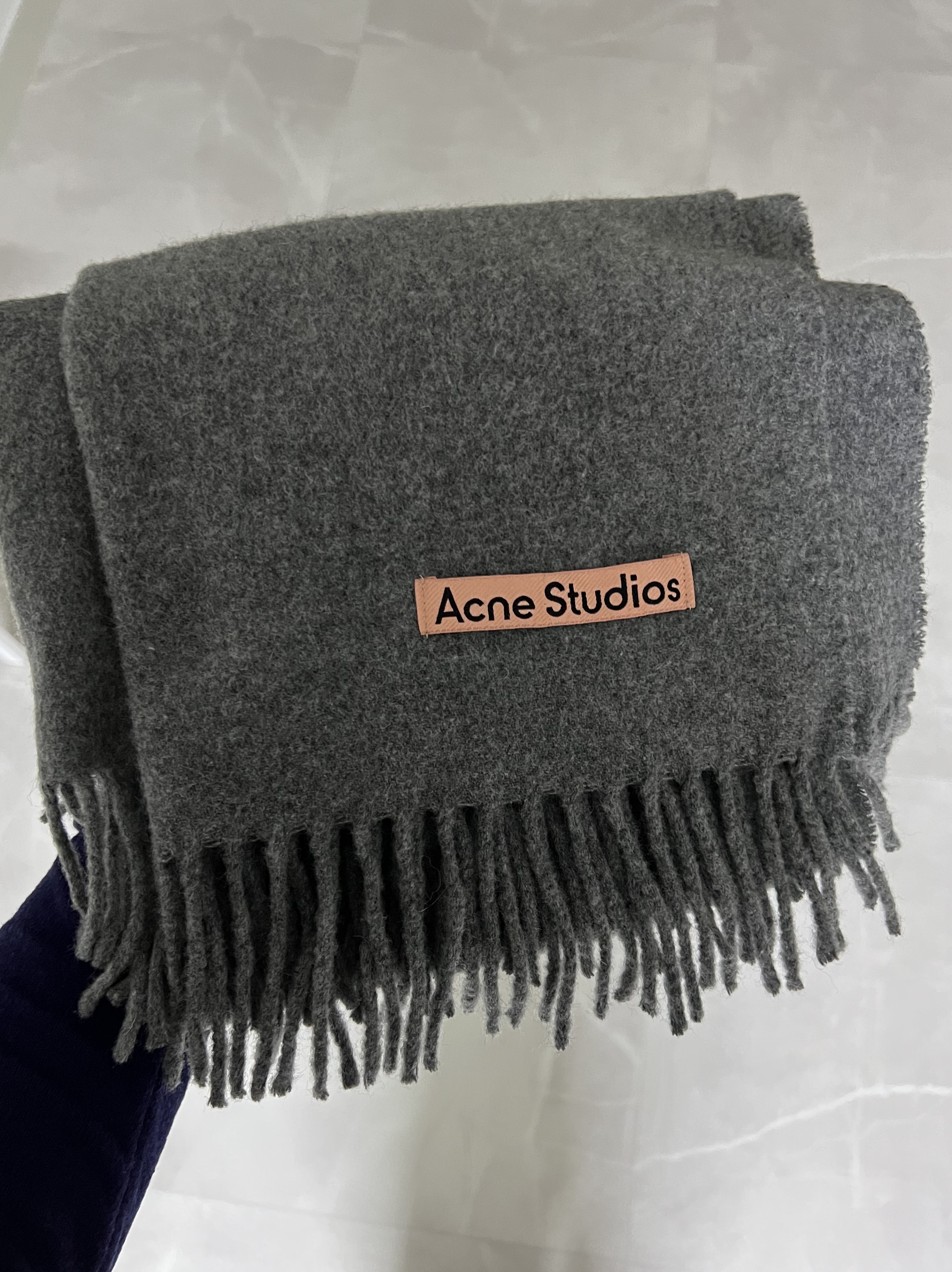 Acne Studios Canada Narrow New Wool Muffler Grey Melange 착용 스타일