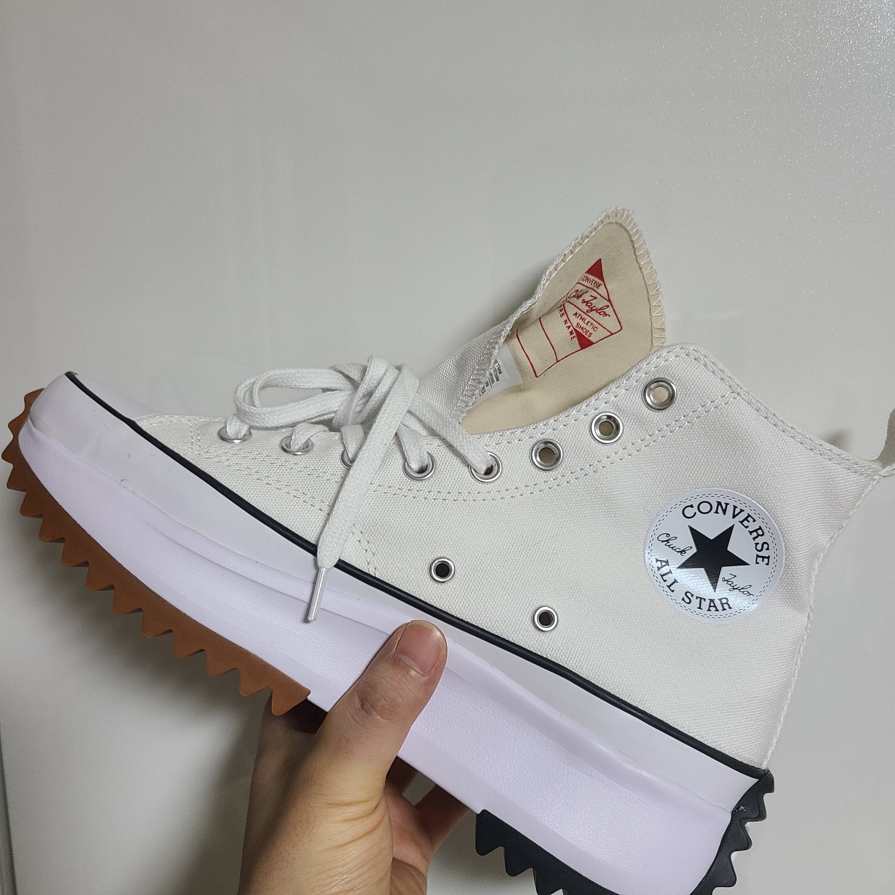 Converse Run Star Hike Hi White Black Gum, Converse Run Star Hike Hi Black White Gum 착용 스타일 - 2