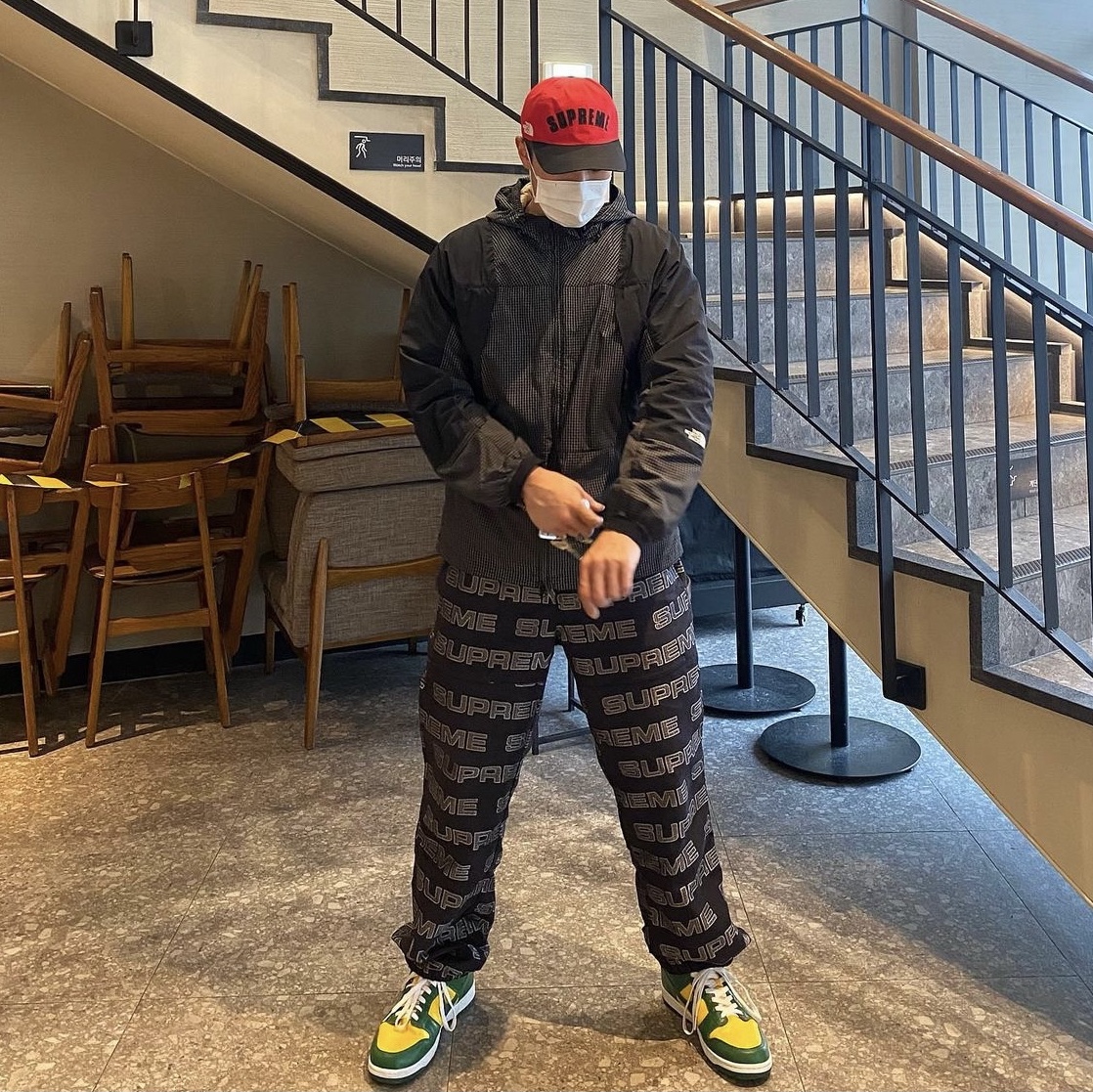 Nike Dunk Low SP Brazil 2020, Supreme Logo Ripstop Track Pants Black - 21FW 착용 스타일 - 1