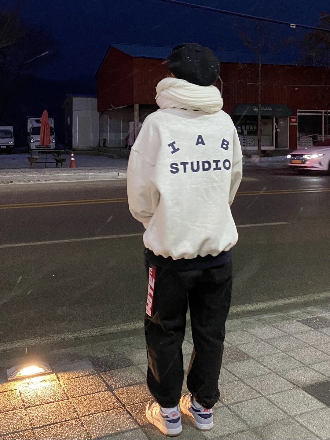 IAB Studio Sweatshirt Oatmeal Navy, (W) Nike Dunk Low SP College Navy 착용 스타일 - 2
