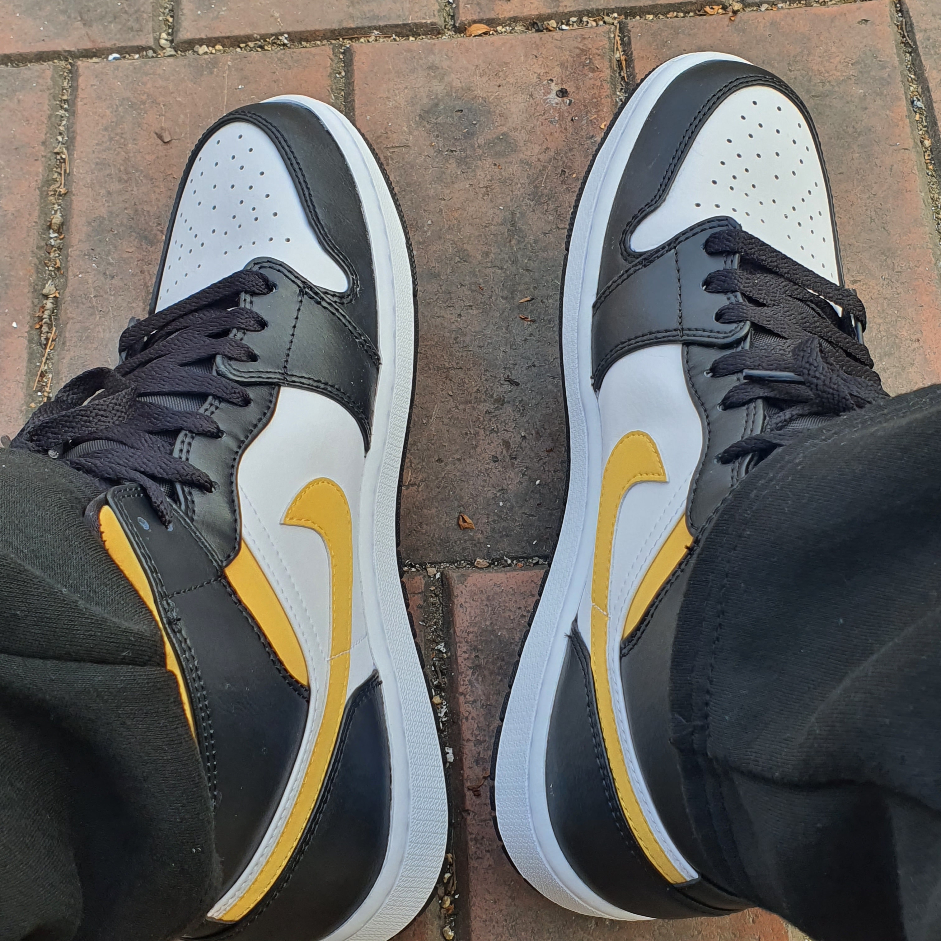 Jordan 1 Mid Pollen 착용 스타일