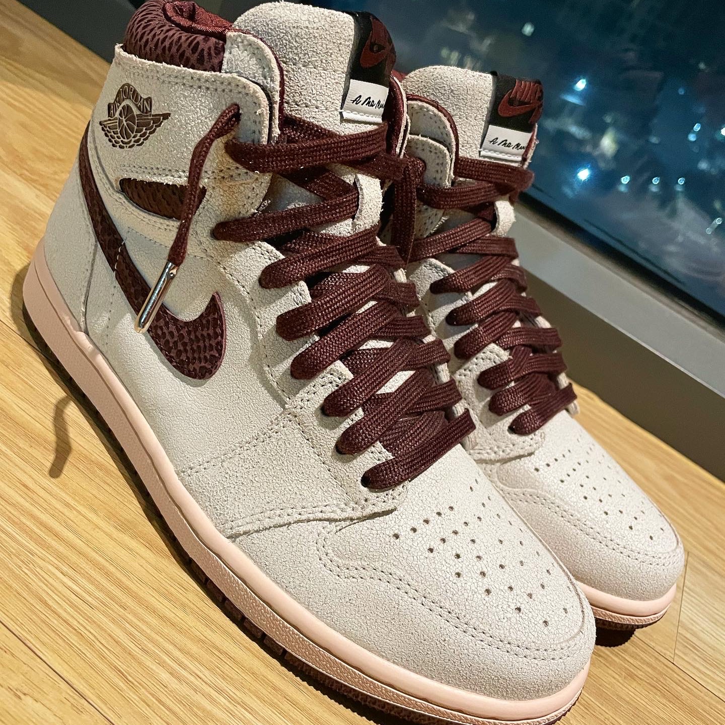 Jordan 1 x A Ma Maniere Retro High OG SP Sail and Burgundy 착용 스타일 - 3