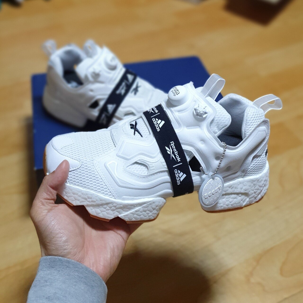 Reebok x Adidas Instapump Fury Boost White Gum, Adidas Yeezy Boost 700 V2 Inertia 착용 스타일 - 1