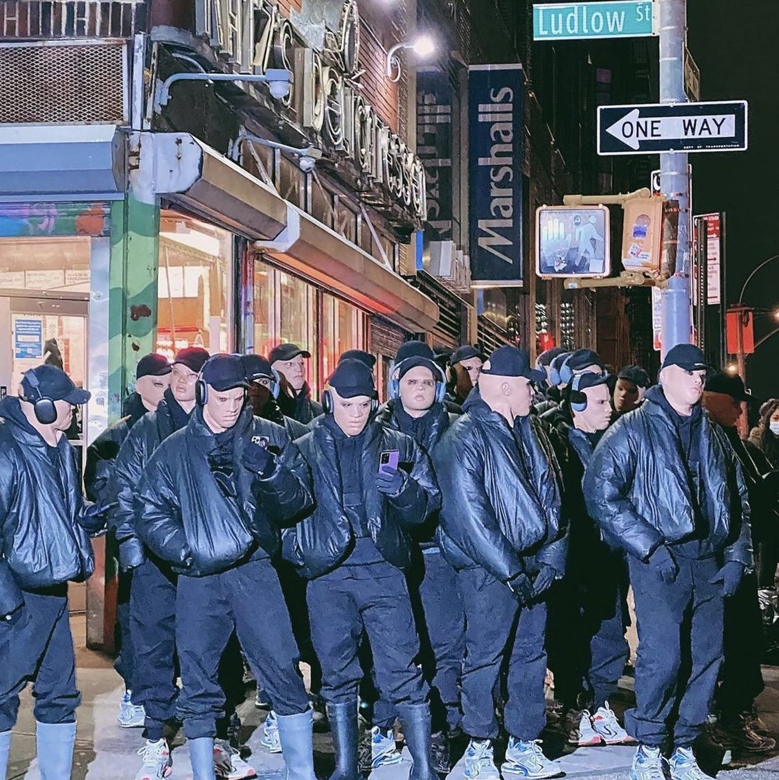 Yeezy Gap Round Jacket Black 착용 스타일 - 2