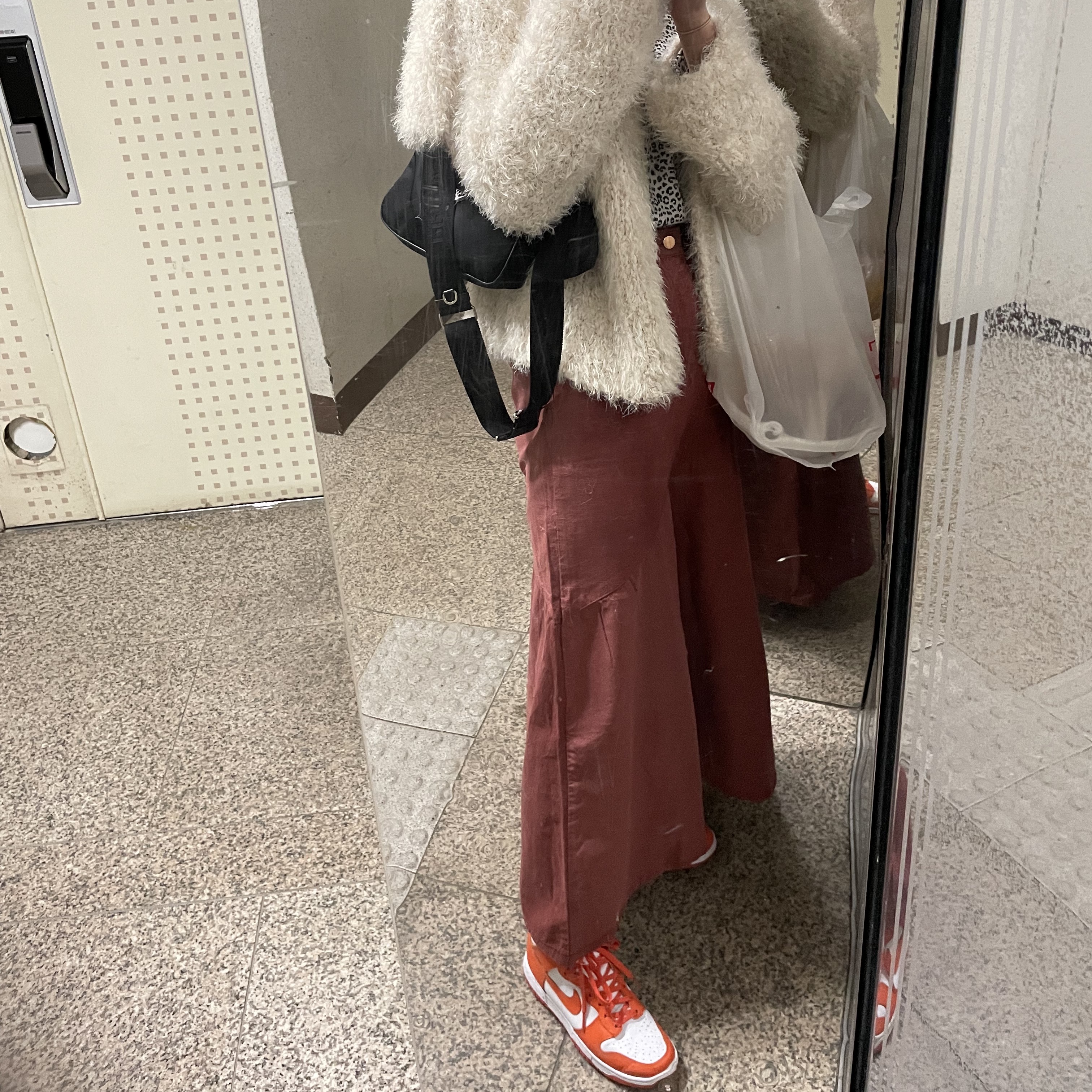 Nike Dunk High Retro Orange Blaze, Prada Re-Edition 2005 Re-Nylon Shoulder Bag Black 착용 스타일