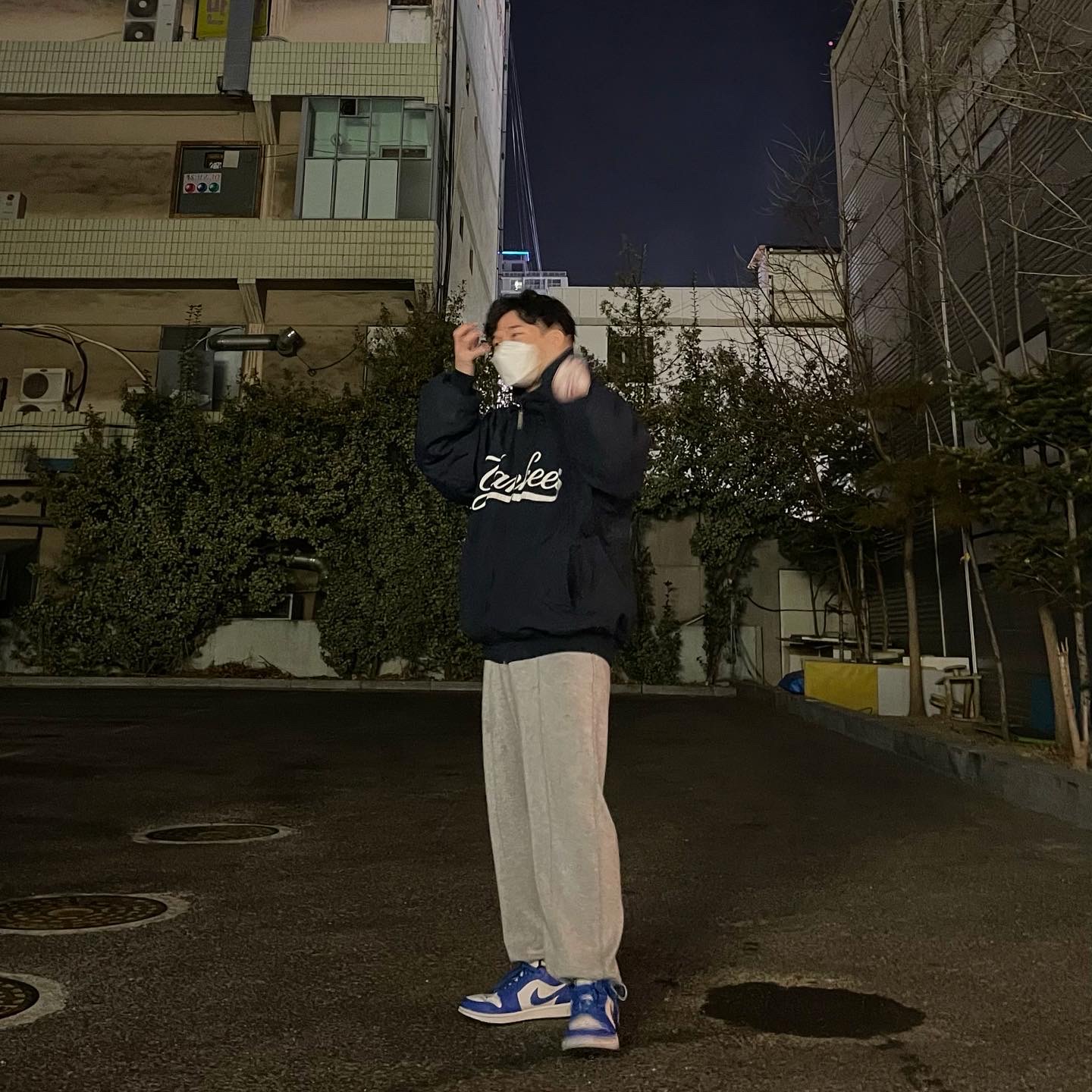 Jordan 1 Low Hyper Royal 착용 스타일 - 2
